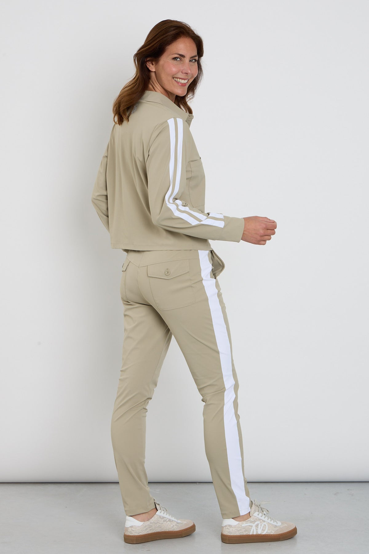 Zoso Travel Broek Marleen Sage met elastische taille en rechte snit, geschikt voor comfortabel reizen.