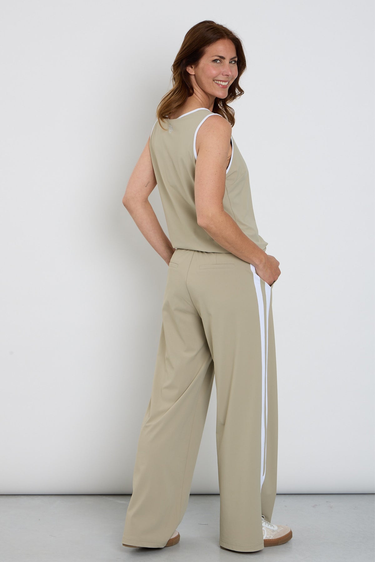 Zoso Josie Sage reisbroek, lichtgewicht en comfortabel, met elastische taille en stijlvolle pasvorm, geschikt voor reizen en casual wear.