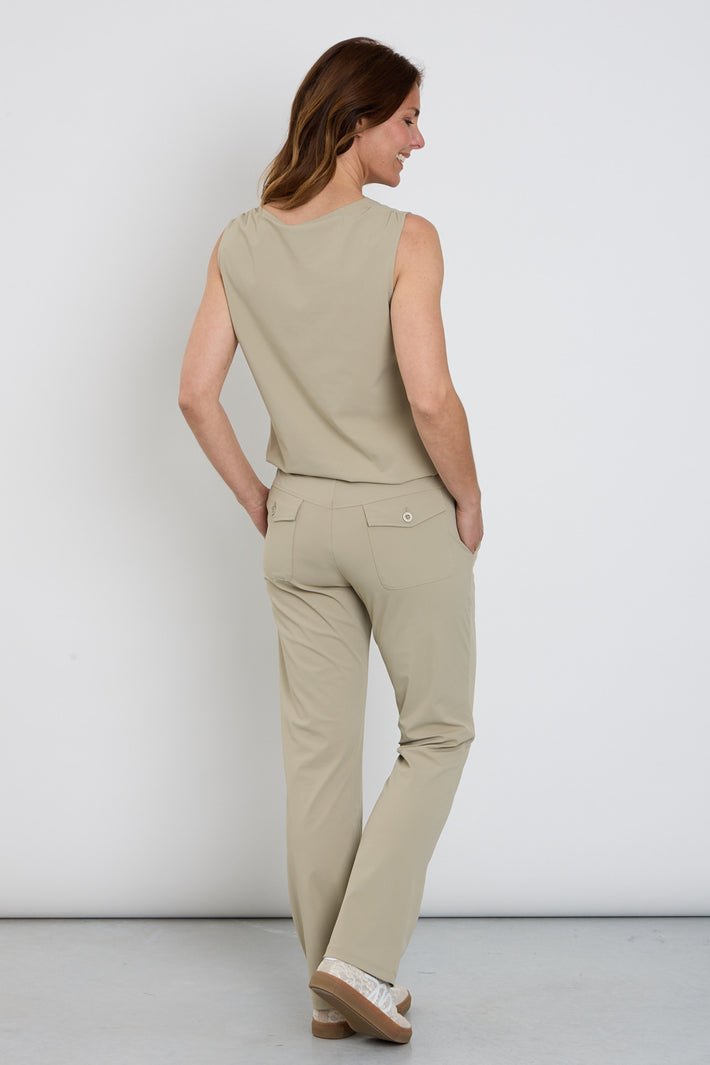 Zoso Travel Broek Joy Sage in groen, comfortabel en stijlvol, met elastische taille en praktische zakken.