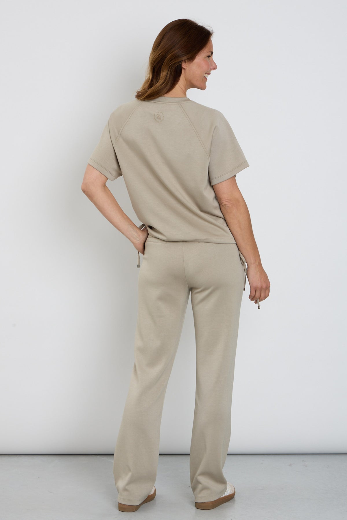 Zoso Melanie Sage broek, casual rechte pasvorm, lichtgroen, stof met textuur, op een witte achtergrond