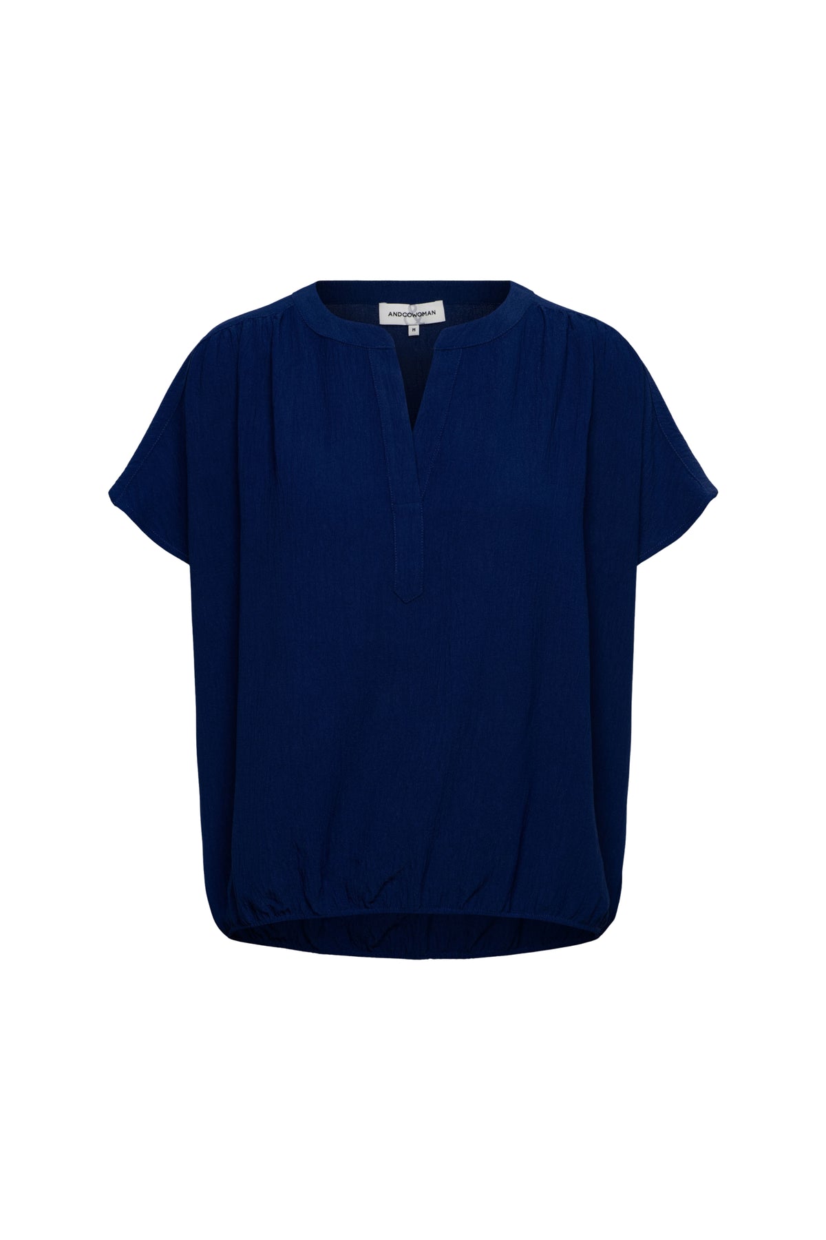 Nola Ink Blue BL442 top van &Co woman, blauw katoenen top met ronde hals en korte mouwen, gedragen door een model.