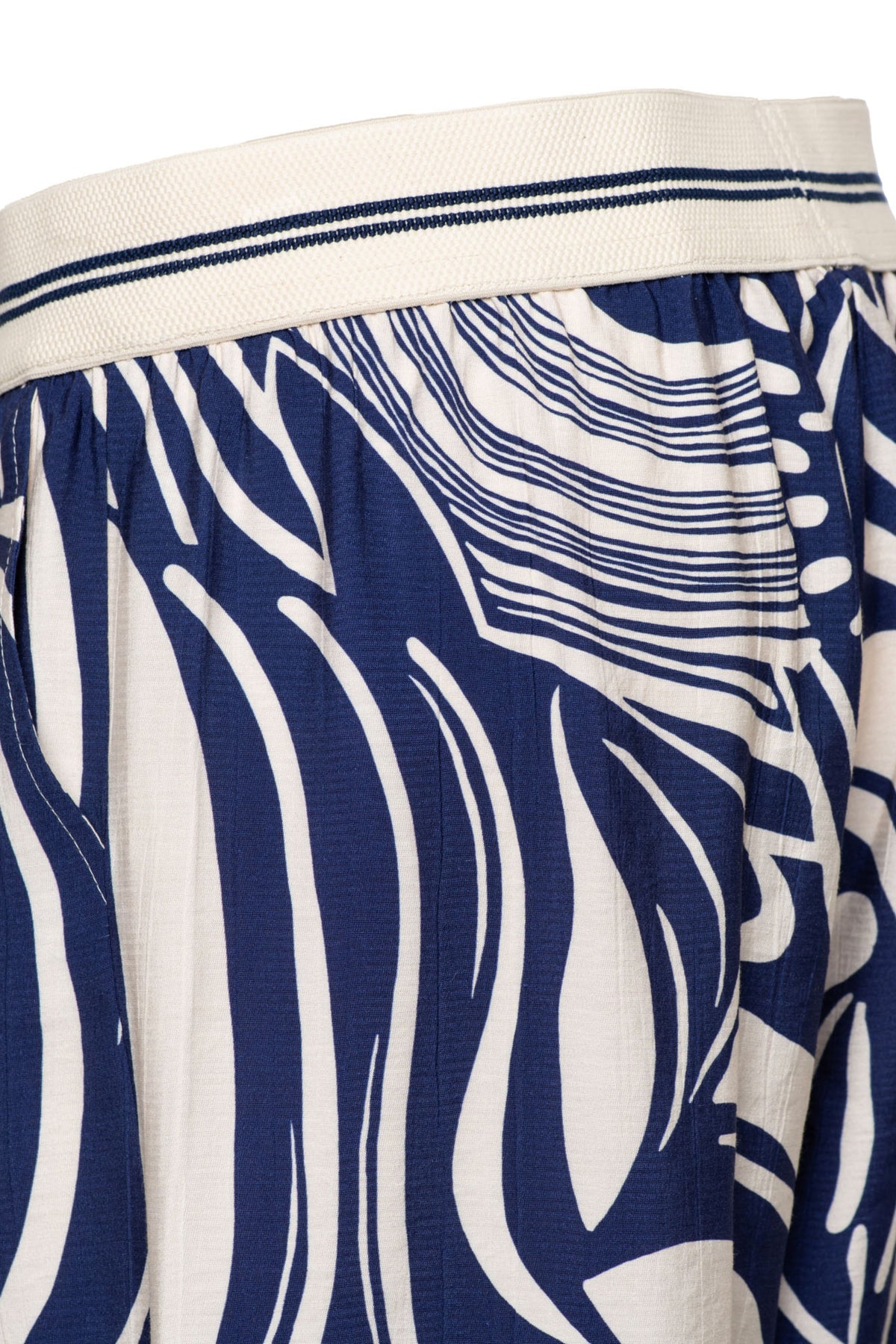 Nessy Weave Blue Multi broek van &Co woman, getailleerd met kleurrijk geweven patroon, gedragen door een model.