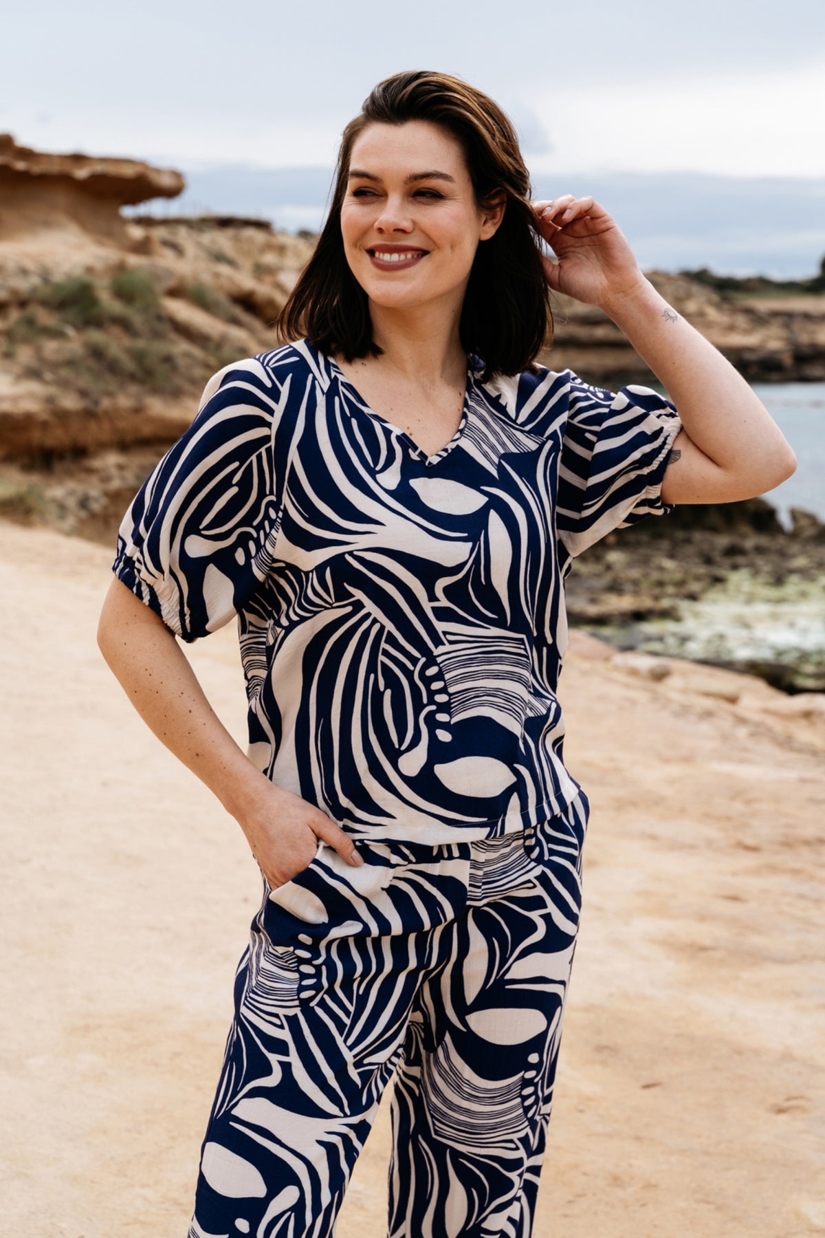 Blauwe multi-gekleurde Nessy Weave broek van &Co woman, casual stijl, met geweven patroon en comfortabele pasvorm.