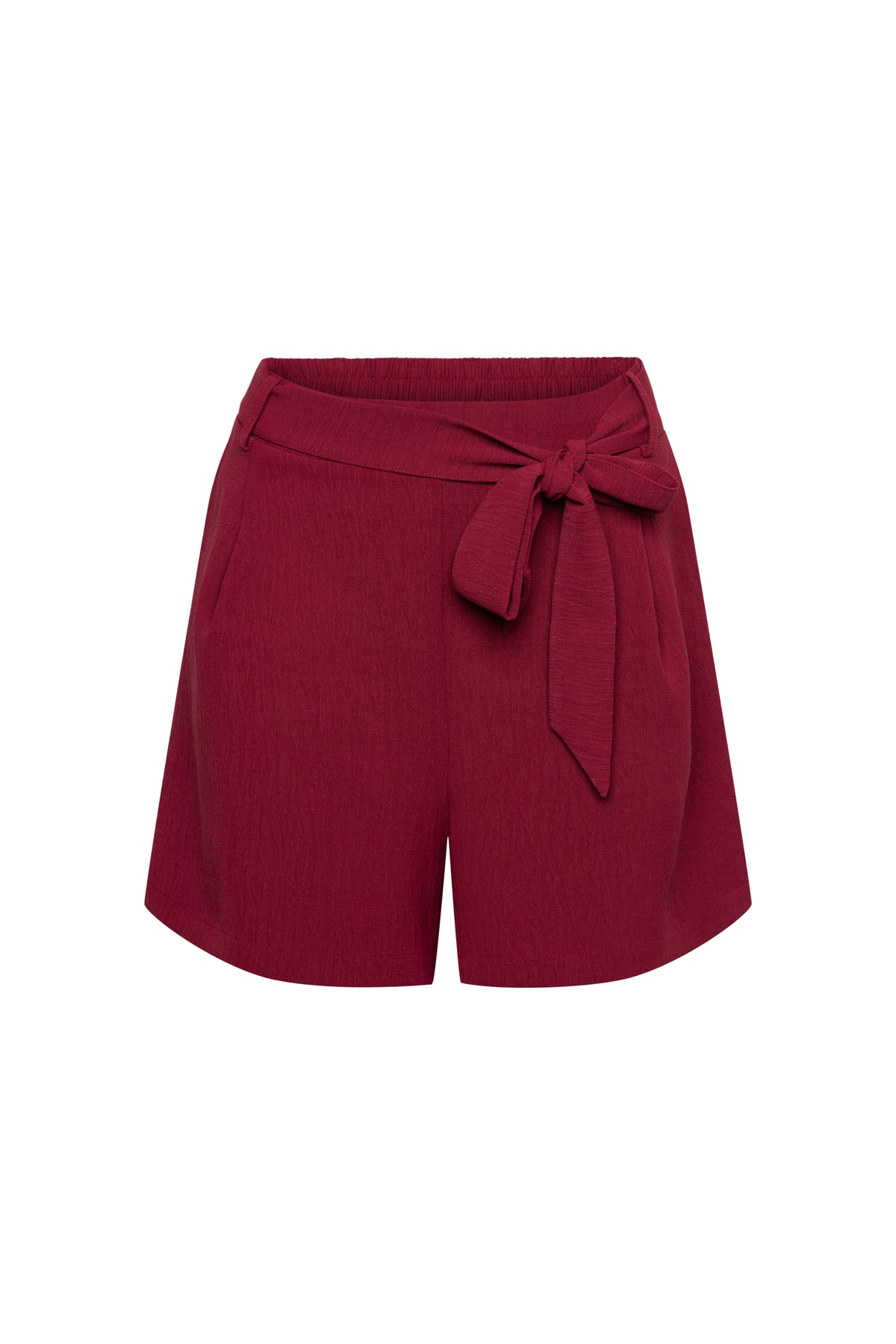 Lieve korte Liara Claret PA461 van &Co woman, model draagt de stijlvolle short met details en comfortabele pasvorm.