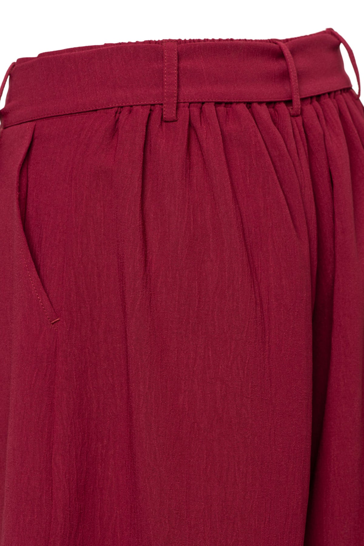 Lichtrode korte Liara Claret PA461 broek voor dames van &Co woman, met stijlvolle pasvorm en elegante uitstraling.