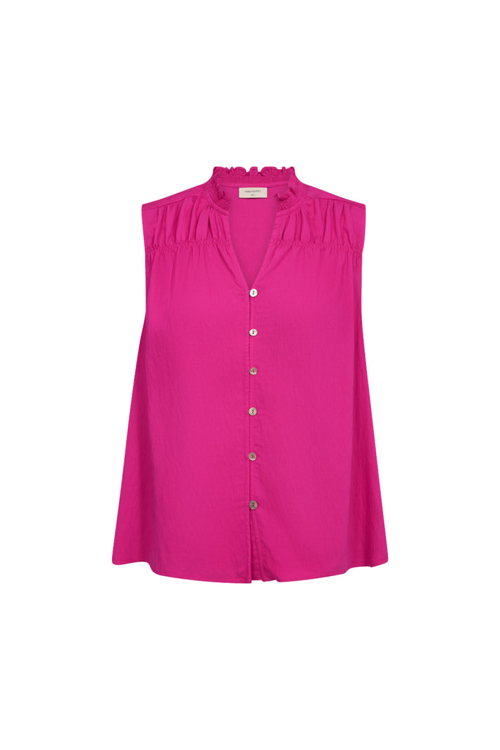 Fuchsia paarse blouse van Freequent met lange mouwen en losse pasvorm, gedragen door model op witte achtergrond.