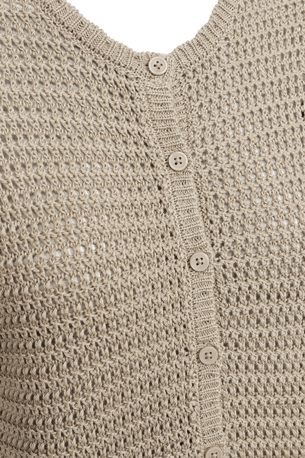 Zilverkleurige wintervest van Freequent met mink-achtige stof, gedragen door model, close-up van de textuur en pasvorm.
