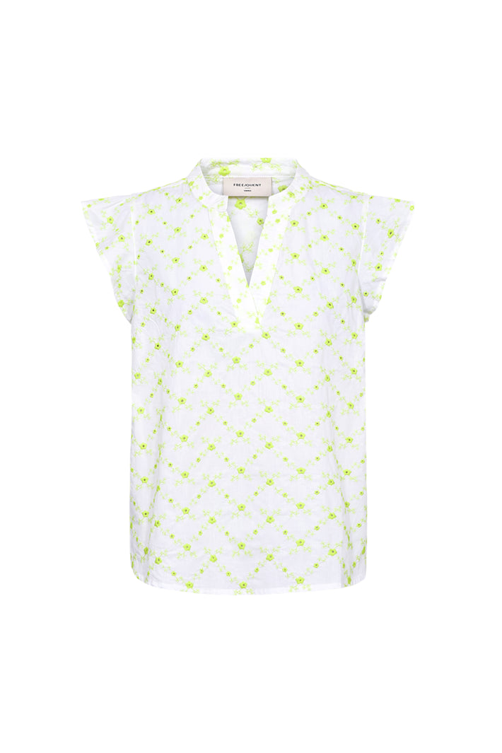 Witte blouse van Freequent met scherpe groene details, model Fqalisa Brilliant White Sharp Green 208319, gedragen door een model.