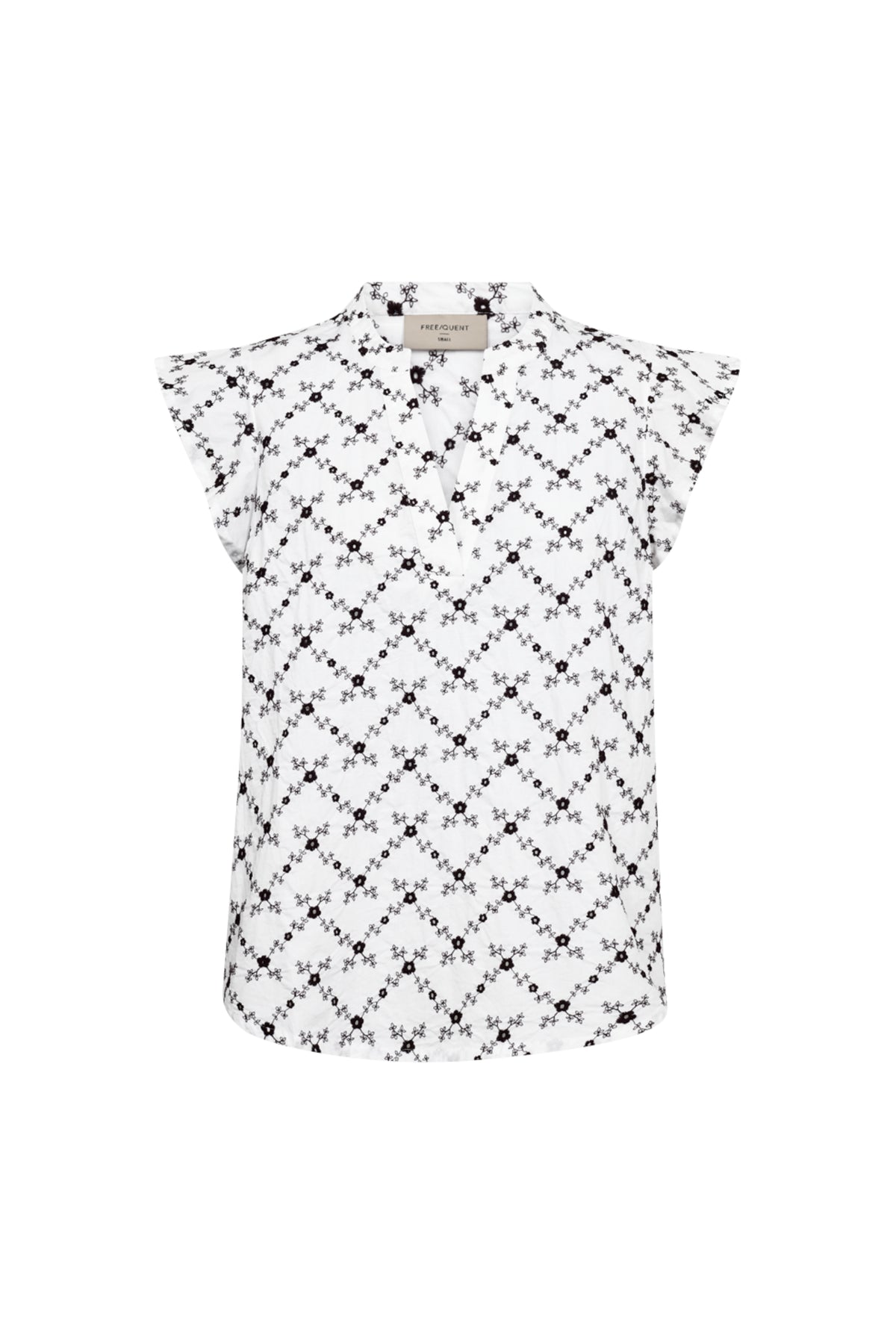 Witte blouse Fqalisa van Freequent met koffieboonprint, gedragen door een model, gedetailleerd zichtbaar op de afbeelding.