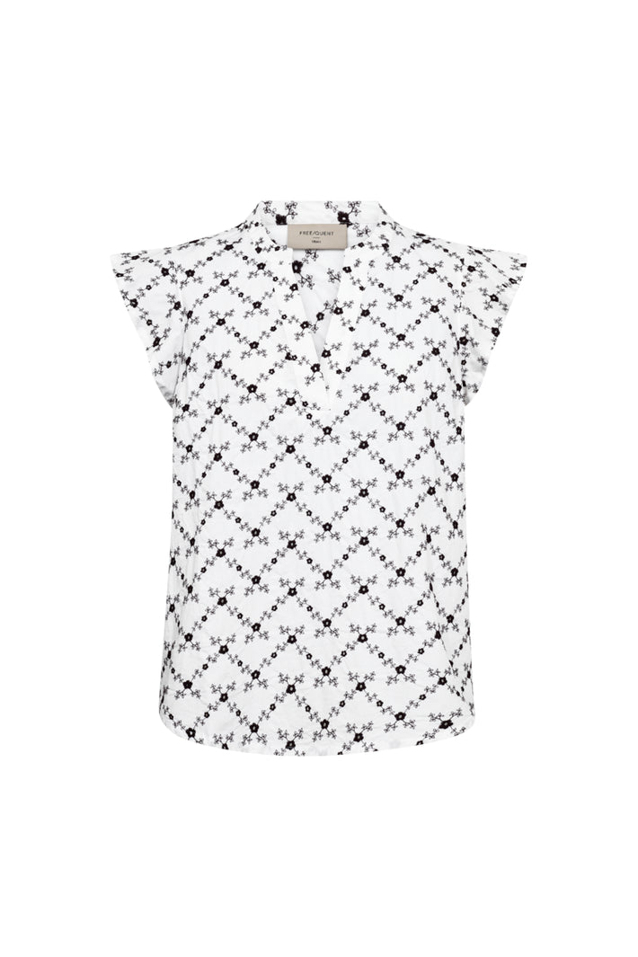 Witte blouse Fqalisa van Freequent met koffieboonprint, gedragen door een model, gedetailleerd zichtbaar op de afbeelding.