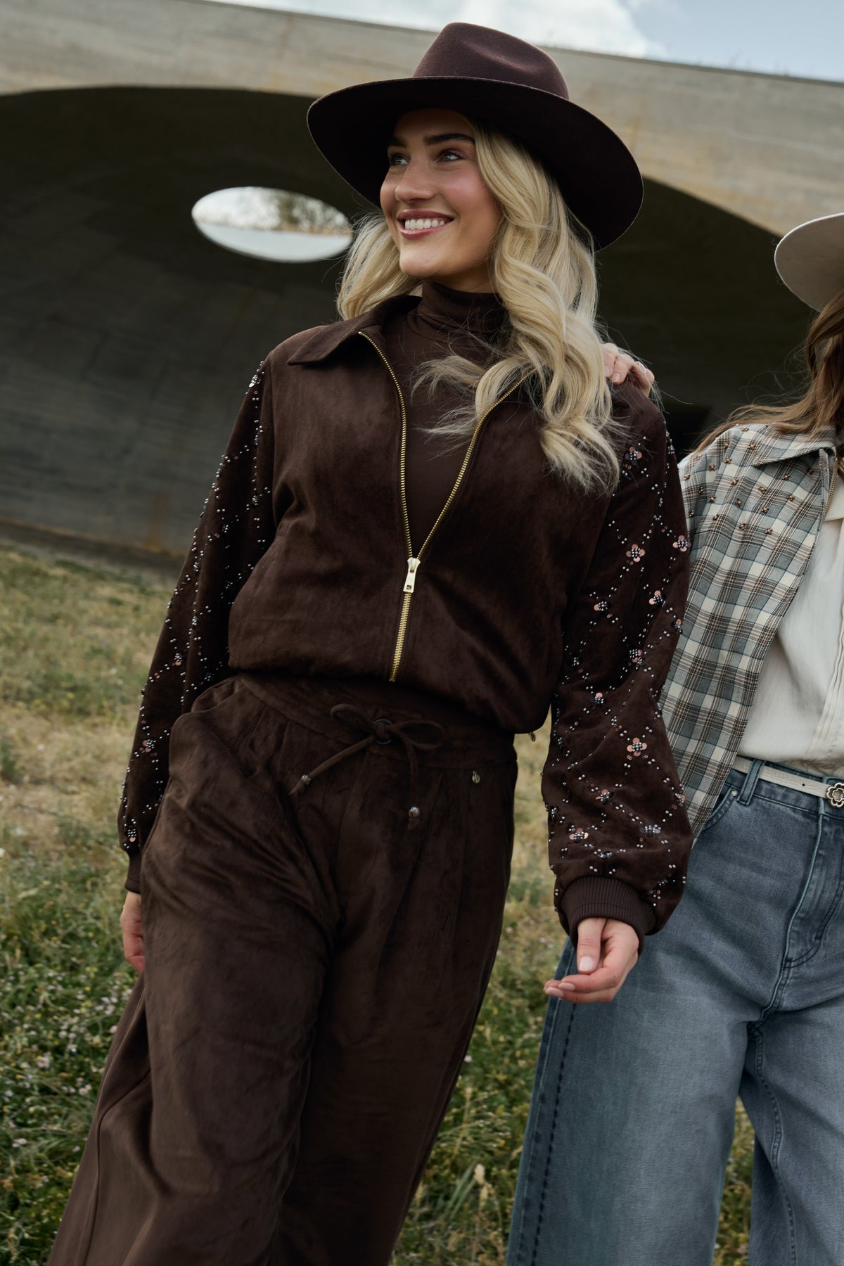 Donkerbruine suède jas van Nukus, model Daisy, met klassieke pasvorm en subtiele details, zichtbaar op de afbeelding.