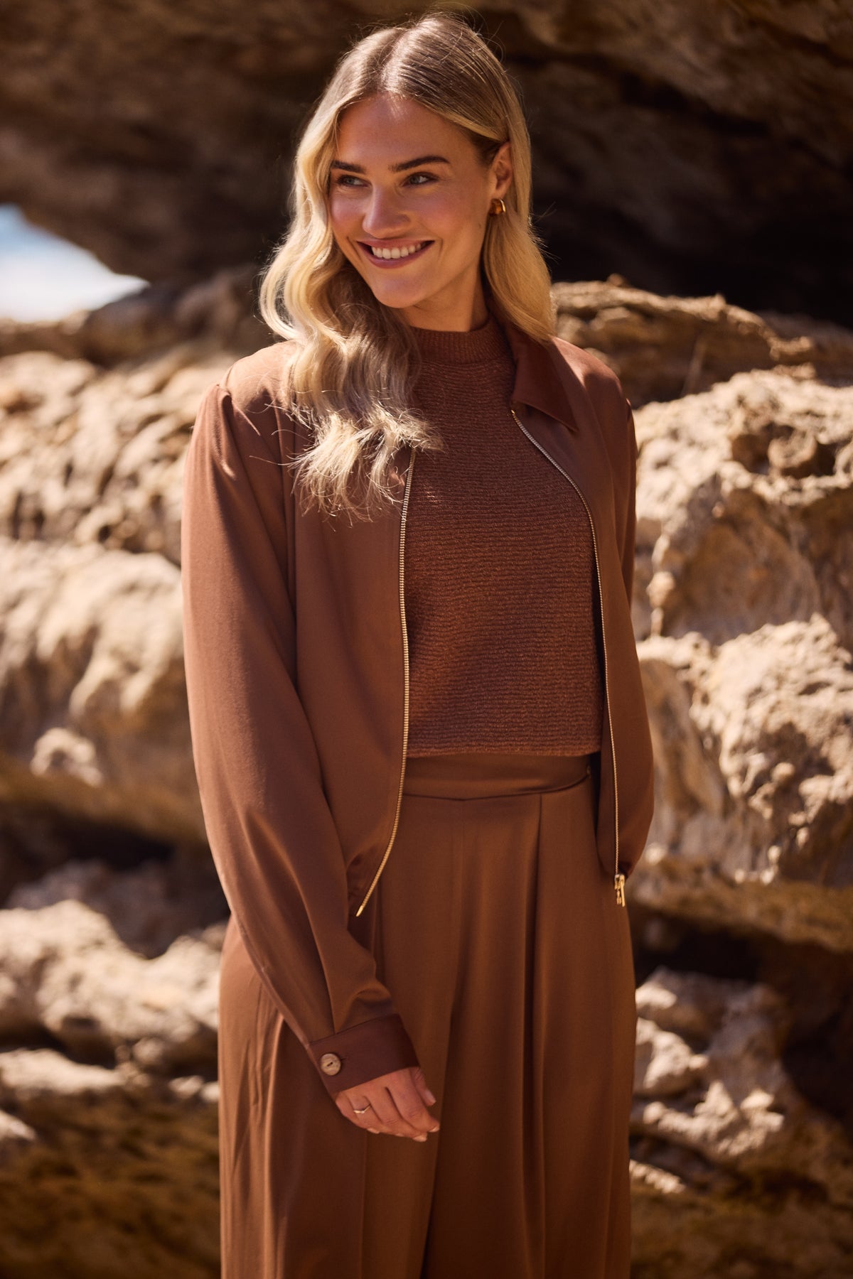 Nukus Doreen Espresso jas met capuchon en ritssluiting, modieus en warm, voor dames.