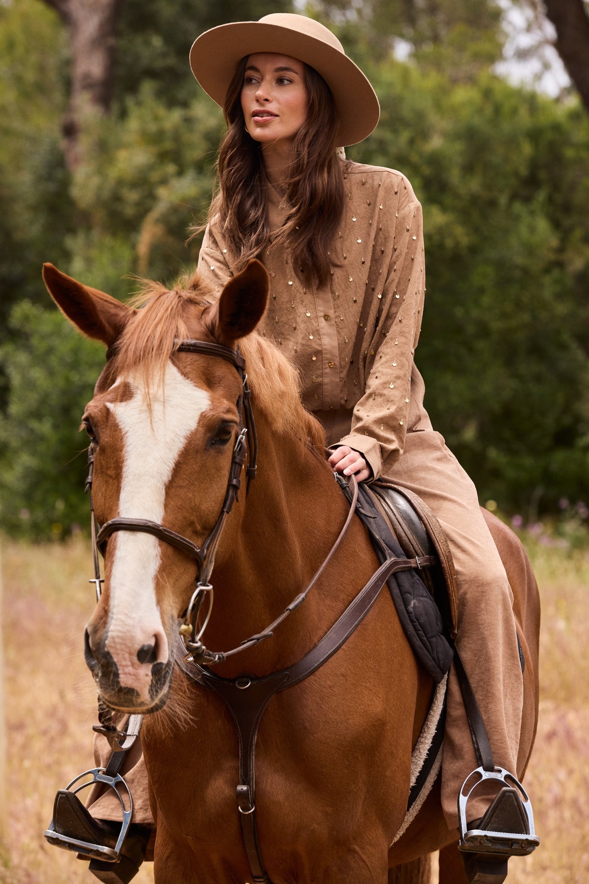 Nukus Ally Paillet Beads Toffee blouse met glanzende kralen en pailletten, elegante damesmode, close-up van de stof en details