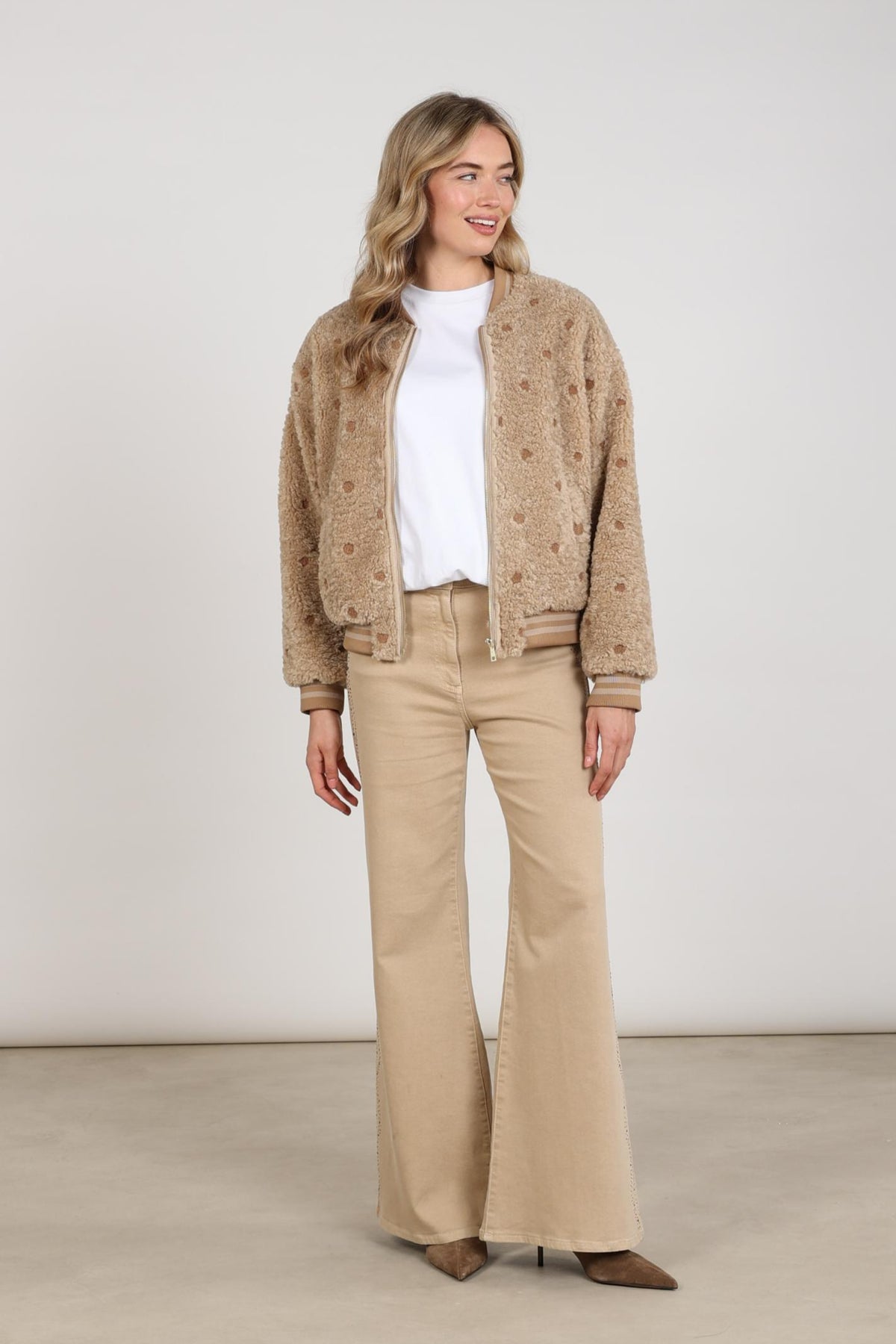 Lichte grijze jacket Henny Dots van Nukus, met een all-over stippenpatroon en comfortabele pasvorm.
