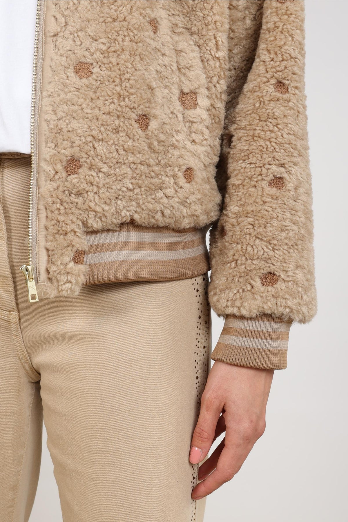 Nukus Henny Dots Sand jas met ronde stippen, lichte stof en comfortabele pasvorm, gedragen door een model.