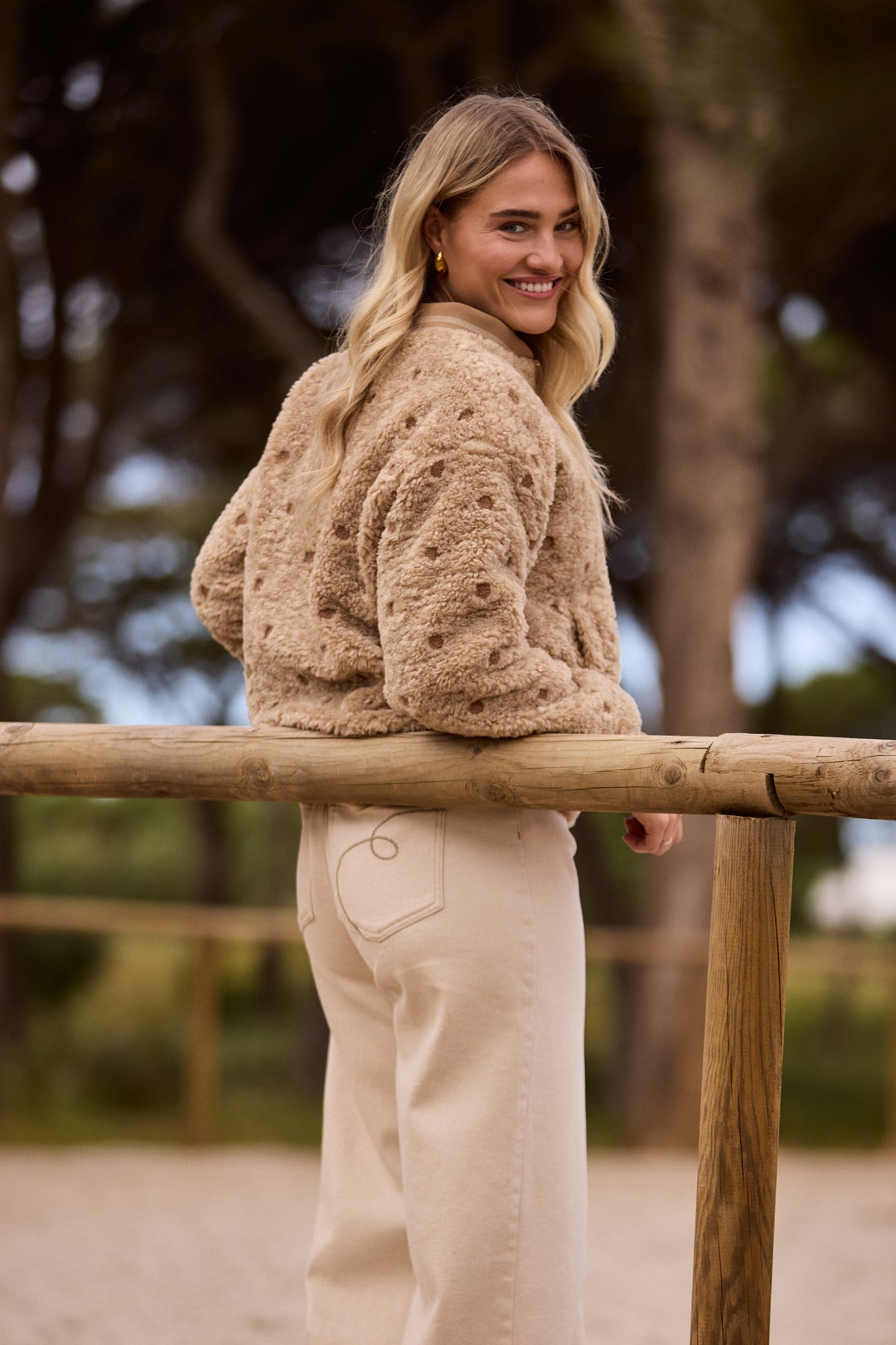 Nukus Henny Dots Sand jas met ronde stippen, stijlvolle damesjack in zandkleur, zichtbaar met knopen en casual pasvorm.