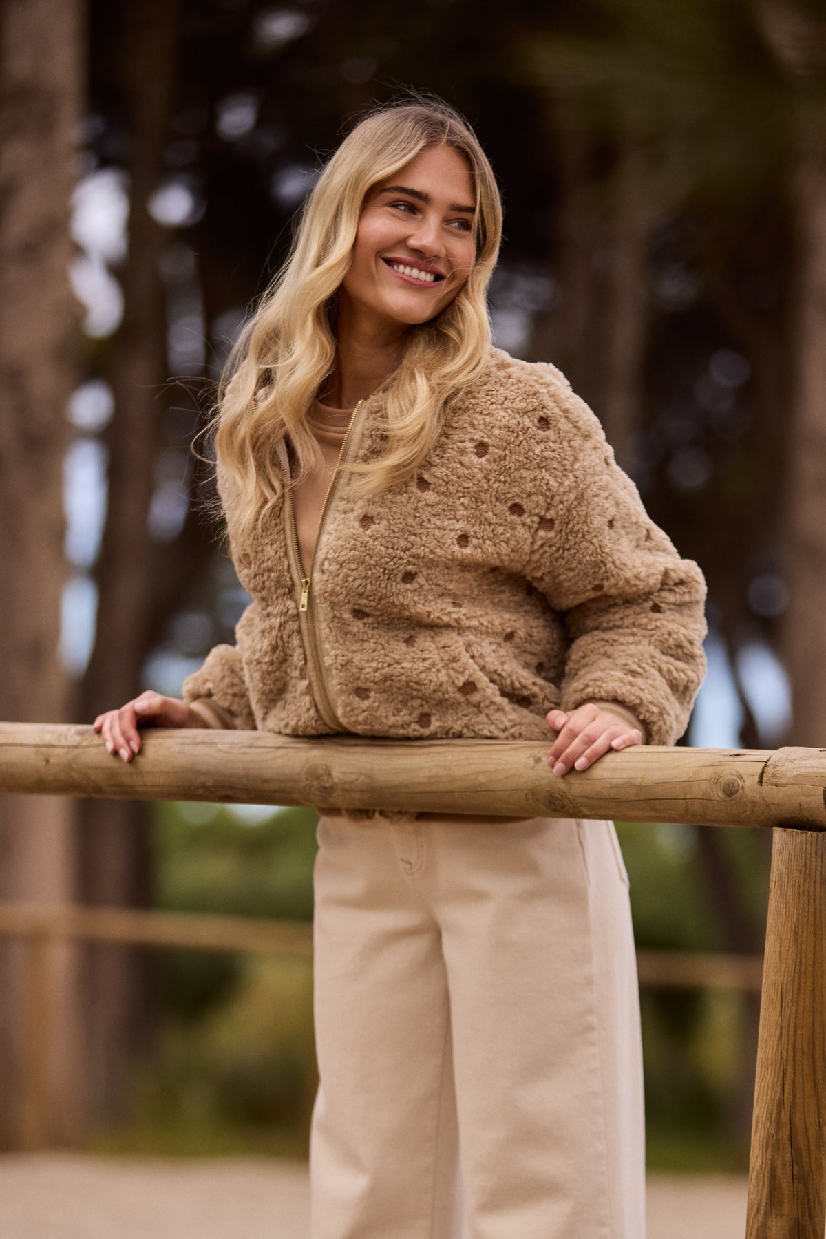 Nukus Henny Dots Sand jas met stijlvolle stippenprint, korte mouwen en gebreide details, perfect voor casual wear.
