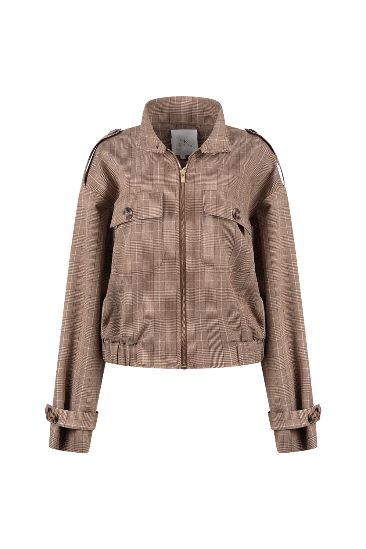 Nukus Hope Check Toffee jas met ruitpatroon en knoopsluiting, gedragen door model, close-up van de voorzijde
