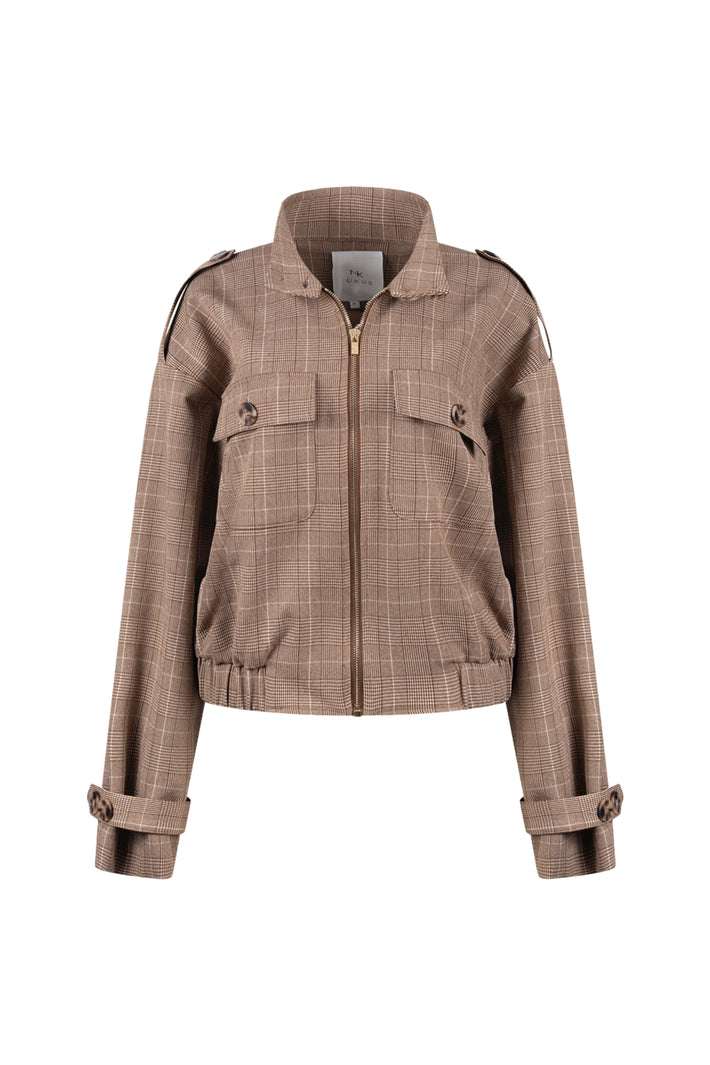 Nukus Hope Check Toffee jas met ruitpatroon en knoopsluiting, gedragen door model, close-up van de voorzijde