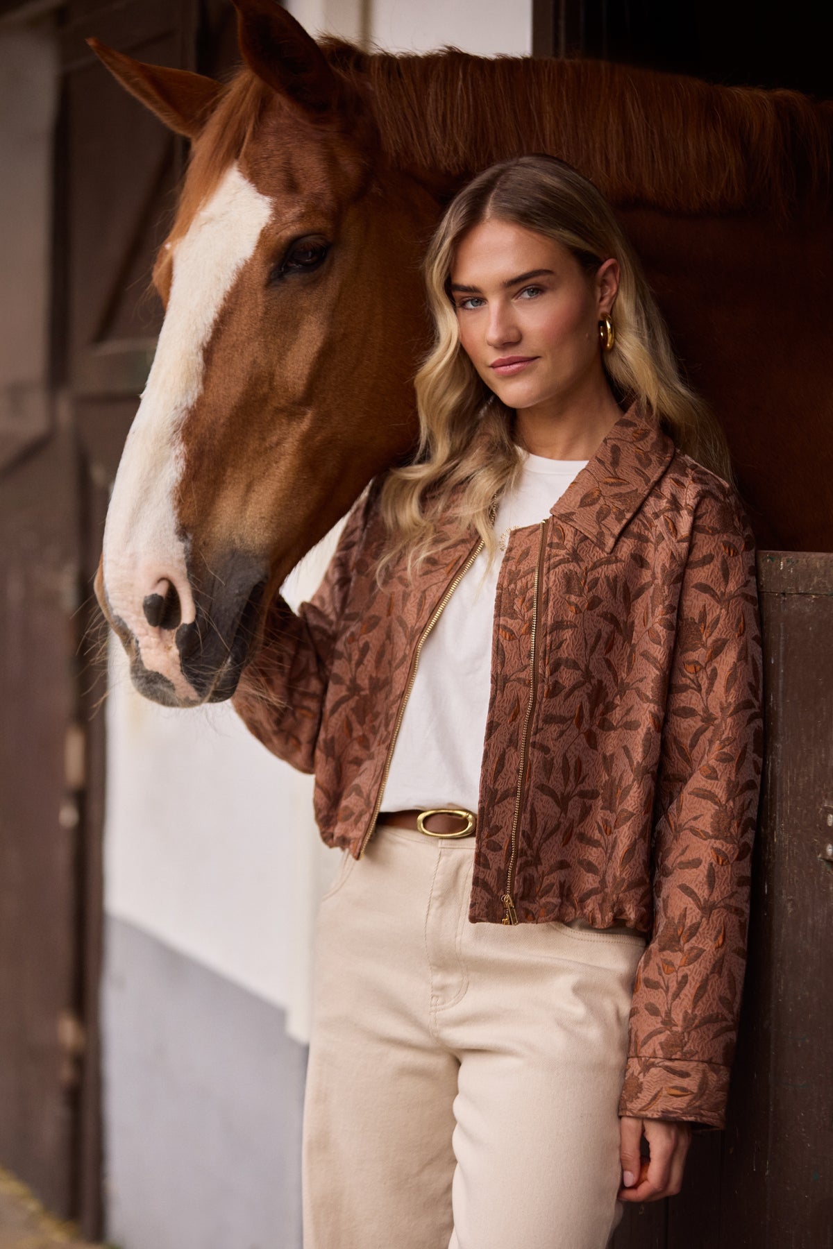 Lichtbeige Petra broek van Nukus, offwhite kleur, met elastische taille en rechte pasvorm, gedragen door een model.