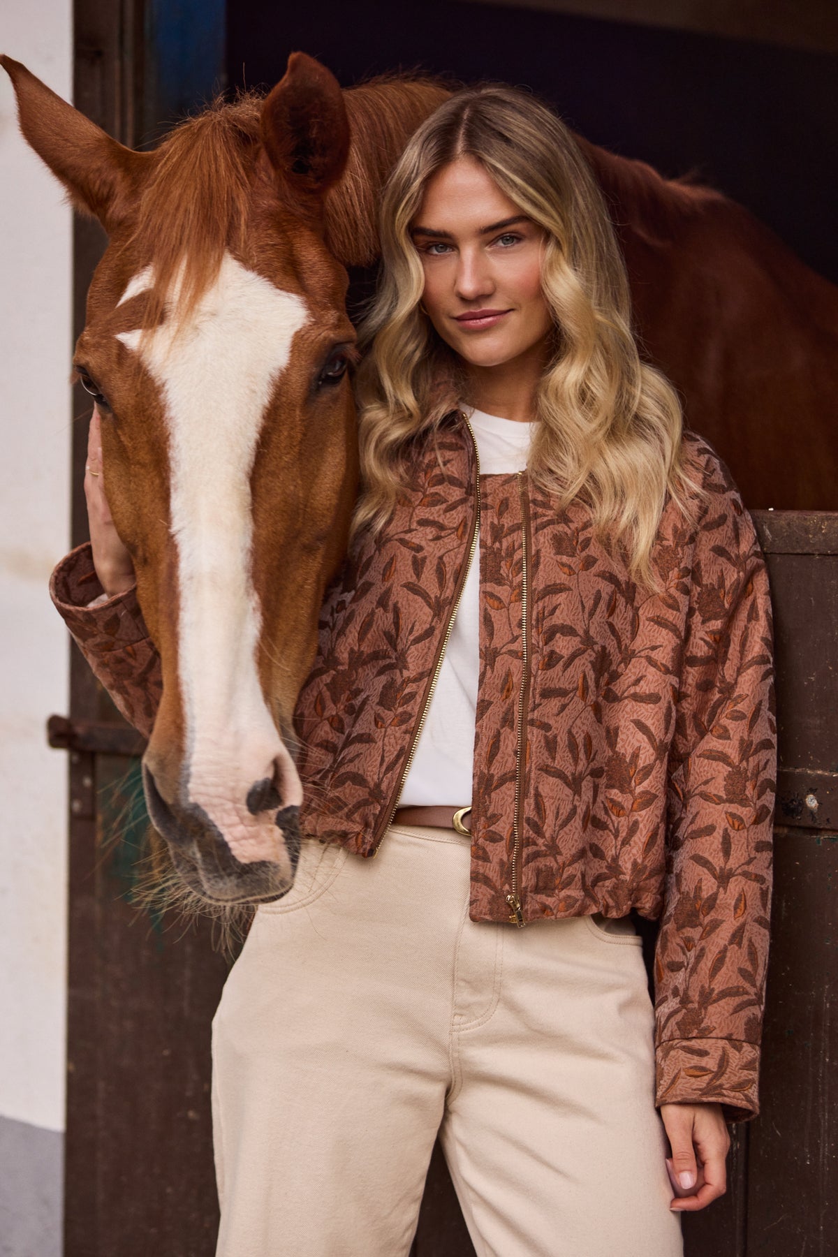 Lichte offwhite broek Petra van Nukus met rechte pasvorm en subtiele details, gedragen door een model.