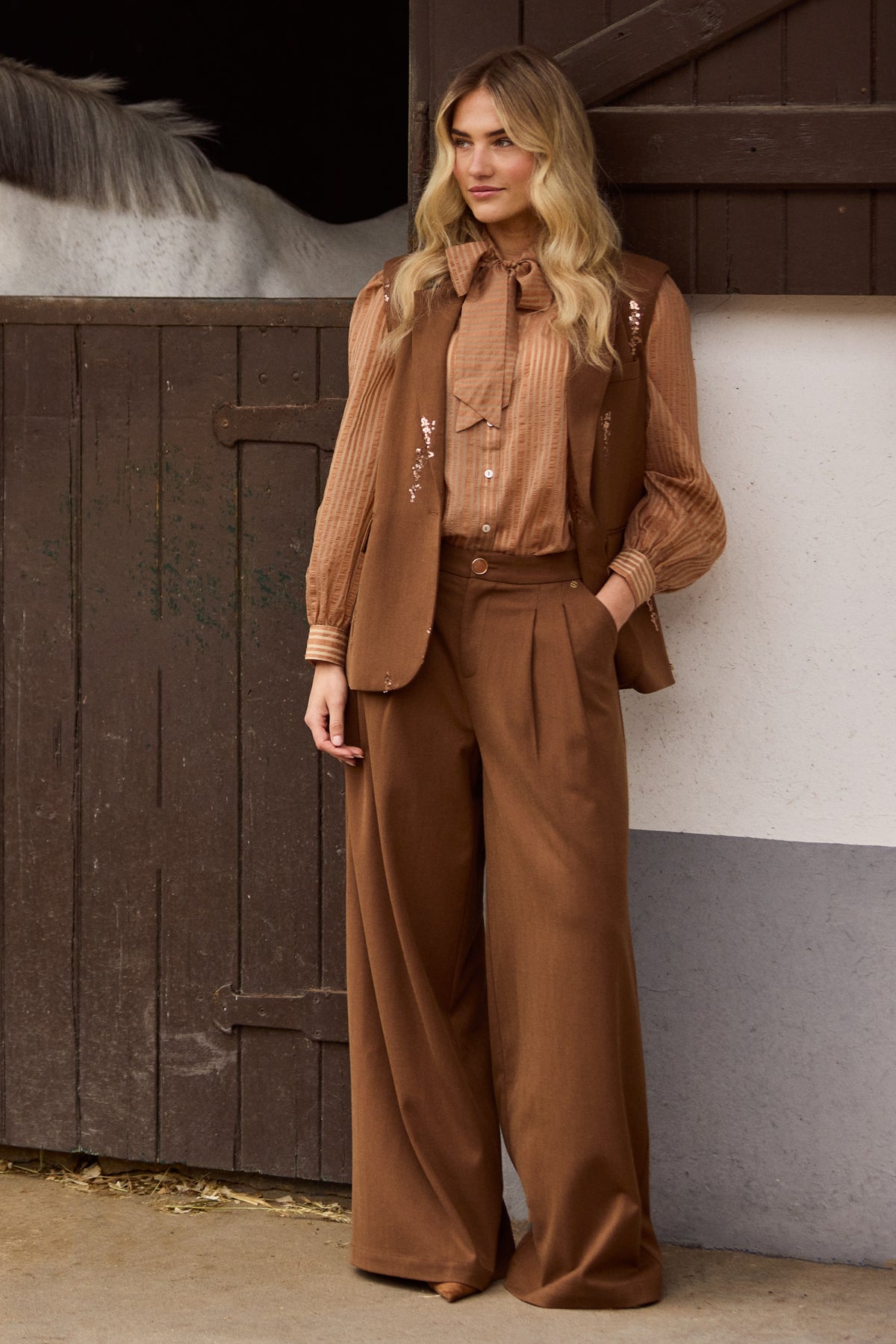 Nukus Bodine Espresso broek, casual damesmodel met elastische taille en rechte snit, zichtbaar in de afbeelding.