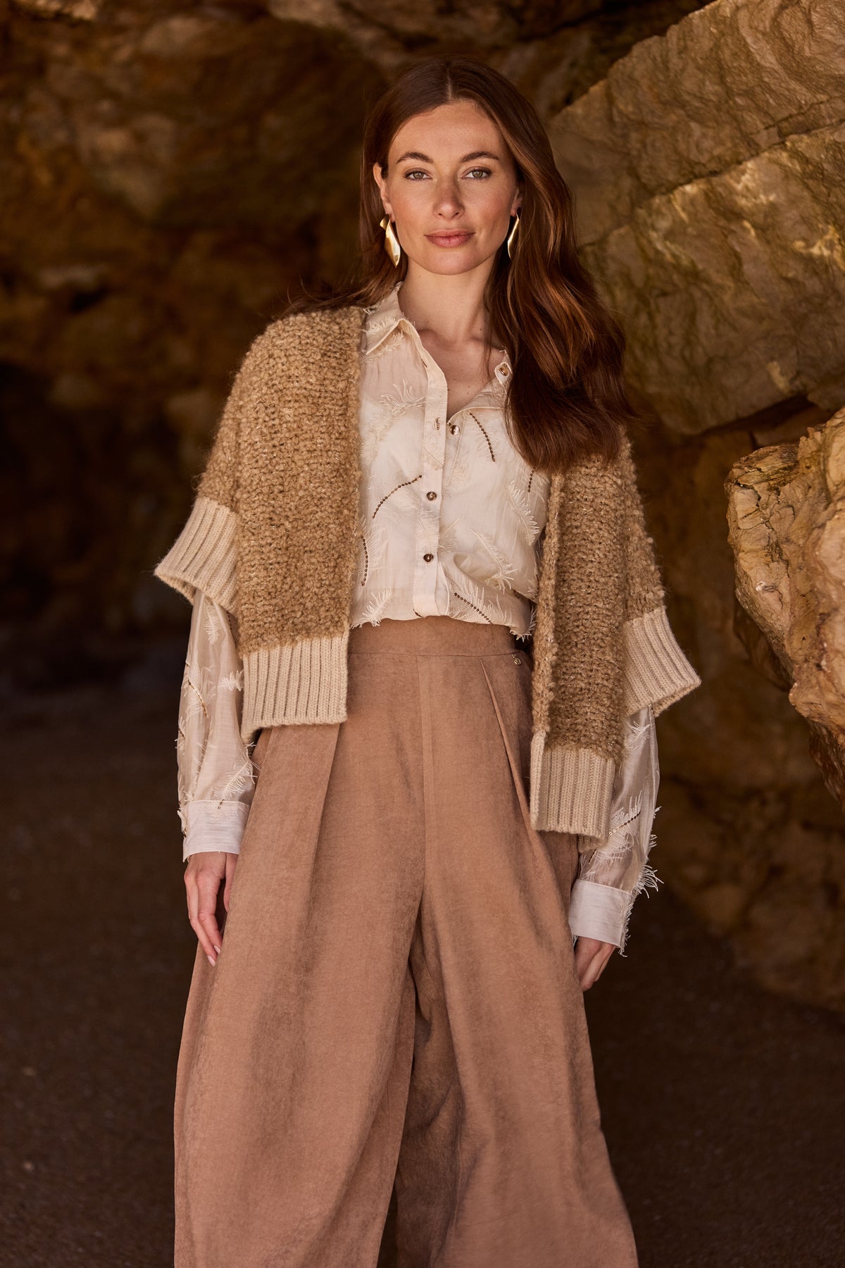 Blouse Aysha met veren in zandkleur van Nukus, elegante damesblouse met decoratieve veren en zachte stof.