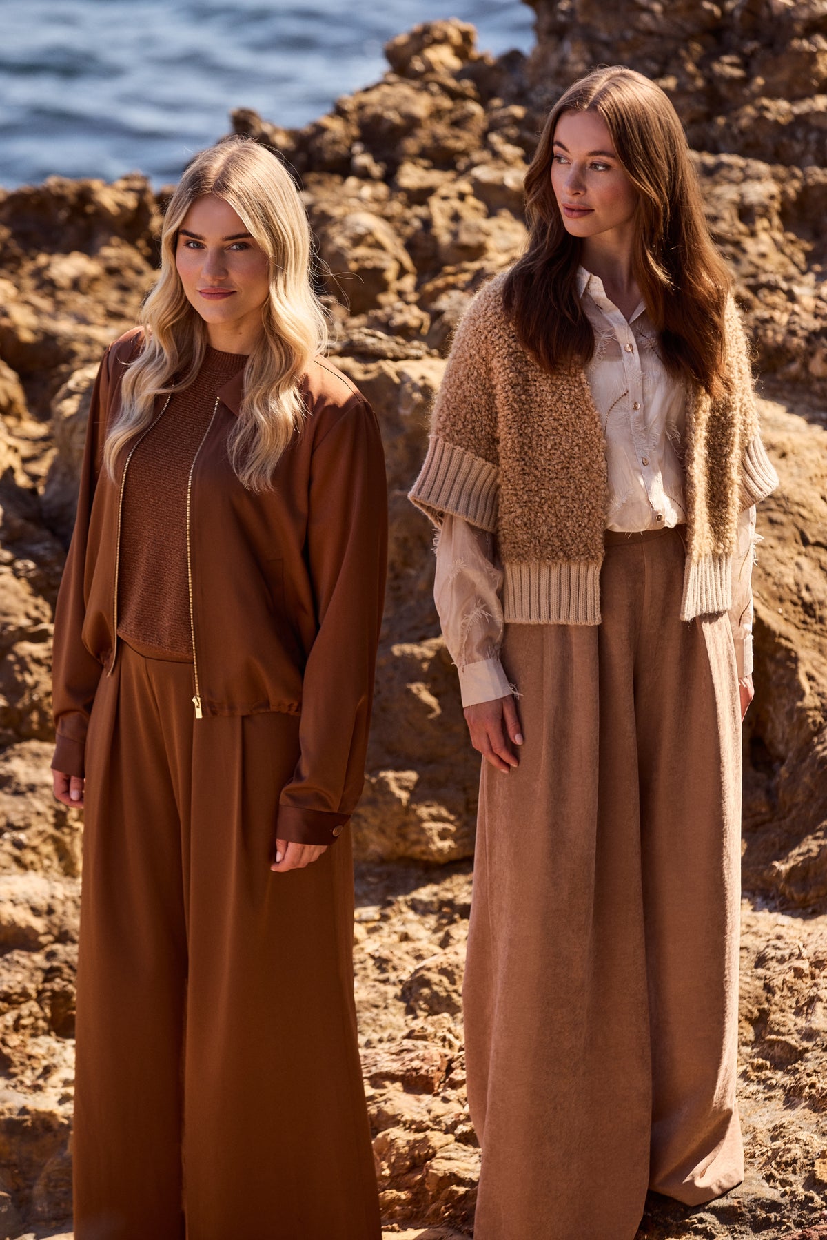 Elegante Nukus blouse Aysha met veren in zandkleur, met lange mouwen en losse pasvorm, perfect voor een stijlvolle look.