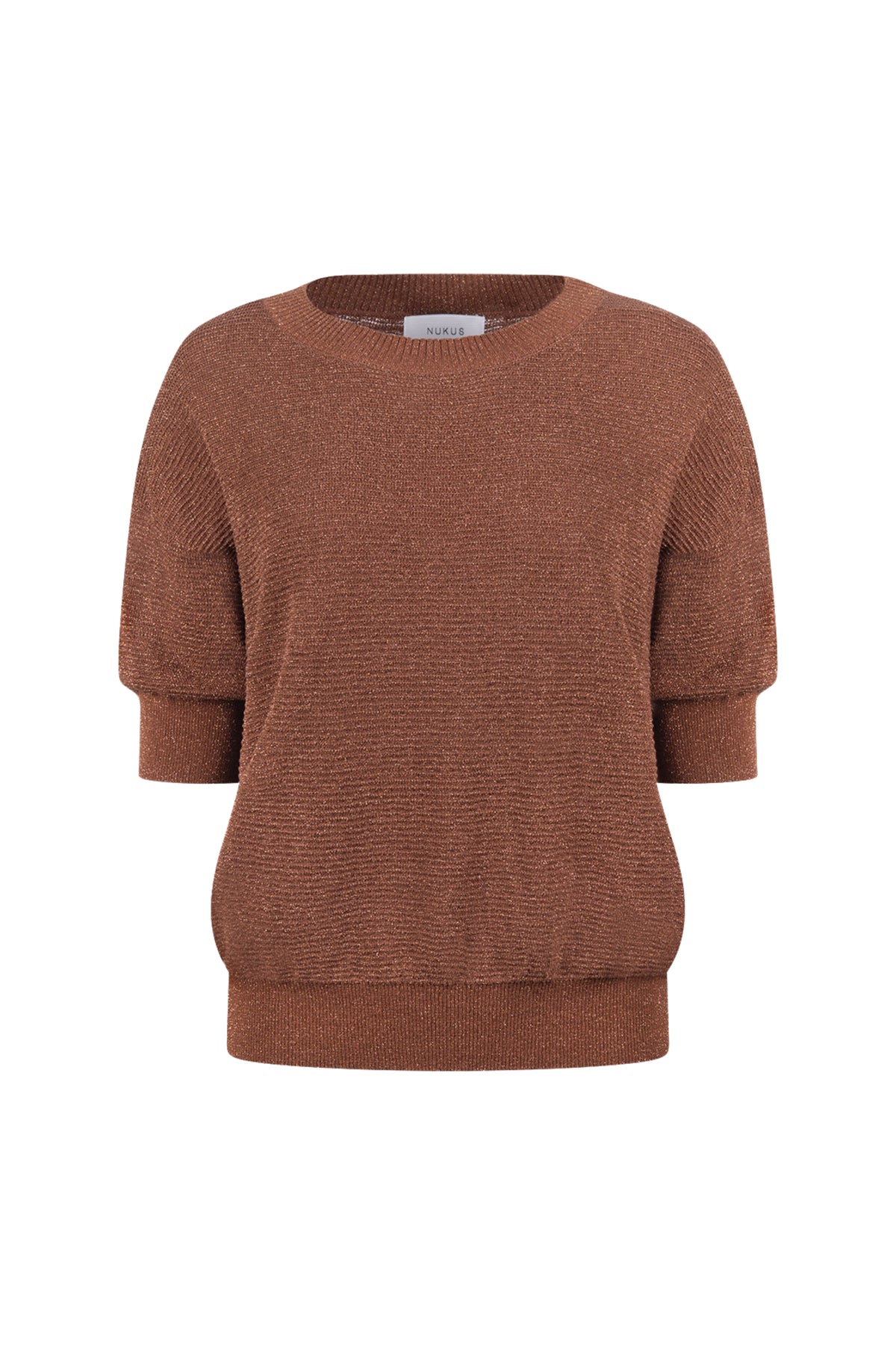 Nukus Kinty Lurex Espresso top met glanzende lurex details en korte mouwen, gedragen door een model.