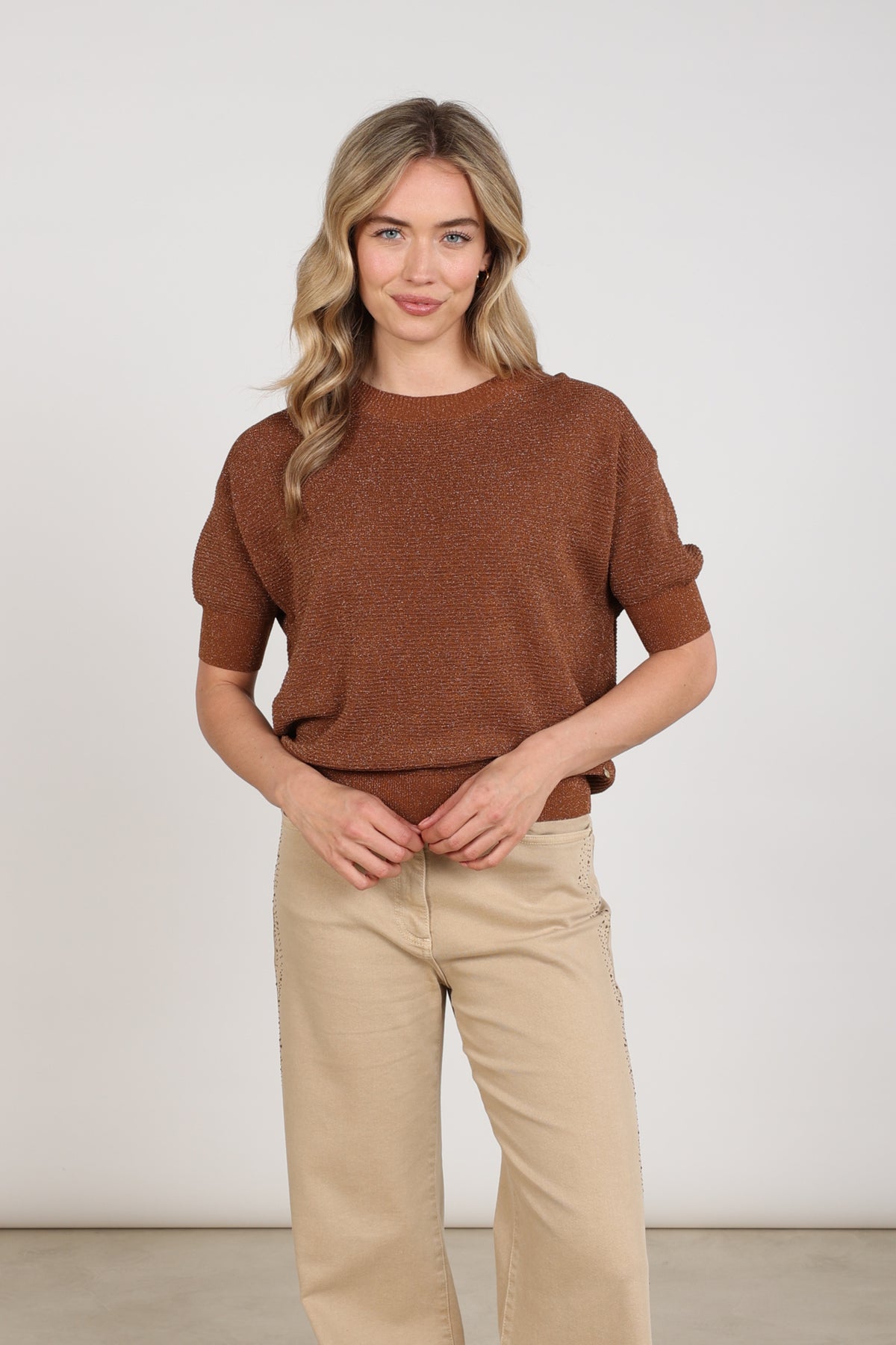 Nukus Kinty Lurex Espresso top met glanzende lurex details, stijlvolle en comfortabele damesmode in zwart en goudkleurige accents.
