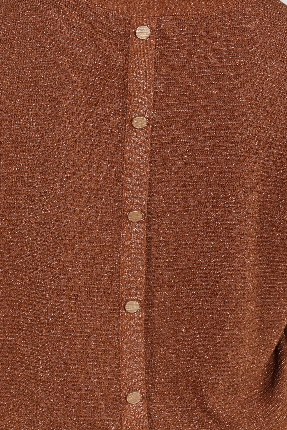 Nukus Kinty Lurex Espresso top met glanzende lurex details, geschikt voor dames, getoond op een model.
