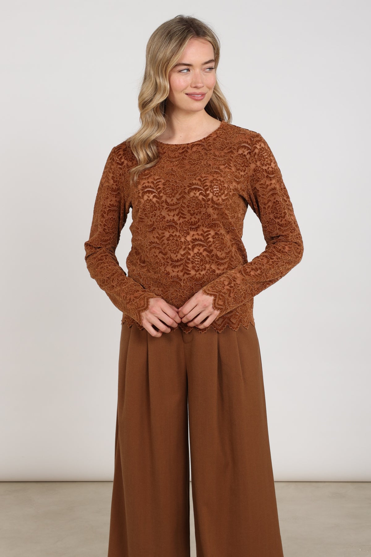 Linnen top Wies Lace van Nukus in espresso, met delicate kanten details en een elegante pasvorm.