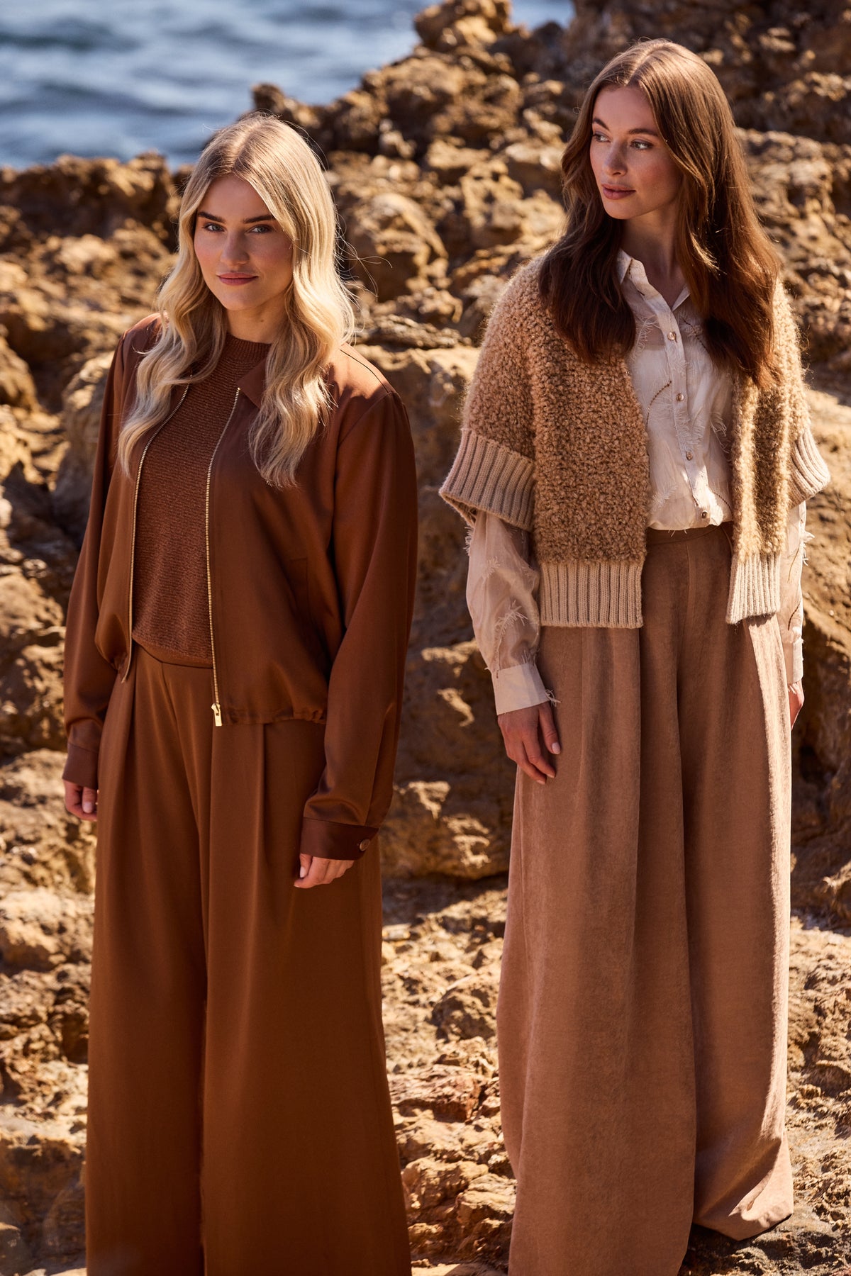 Nukus Doreen Espresso winterjas voor dames, warme jas met capuchon en ritssluiting, stijlvolle outdoor kleding.