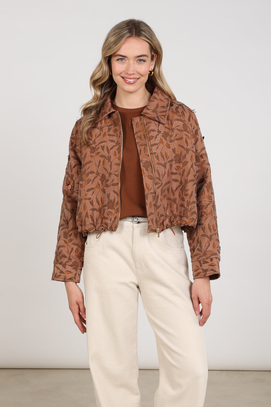 Nukus Daisey Flower Toffee jas met bloemenprint en capuchon, zichtbaar op model, voor dames.