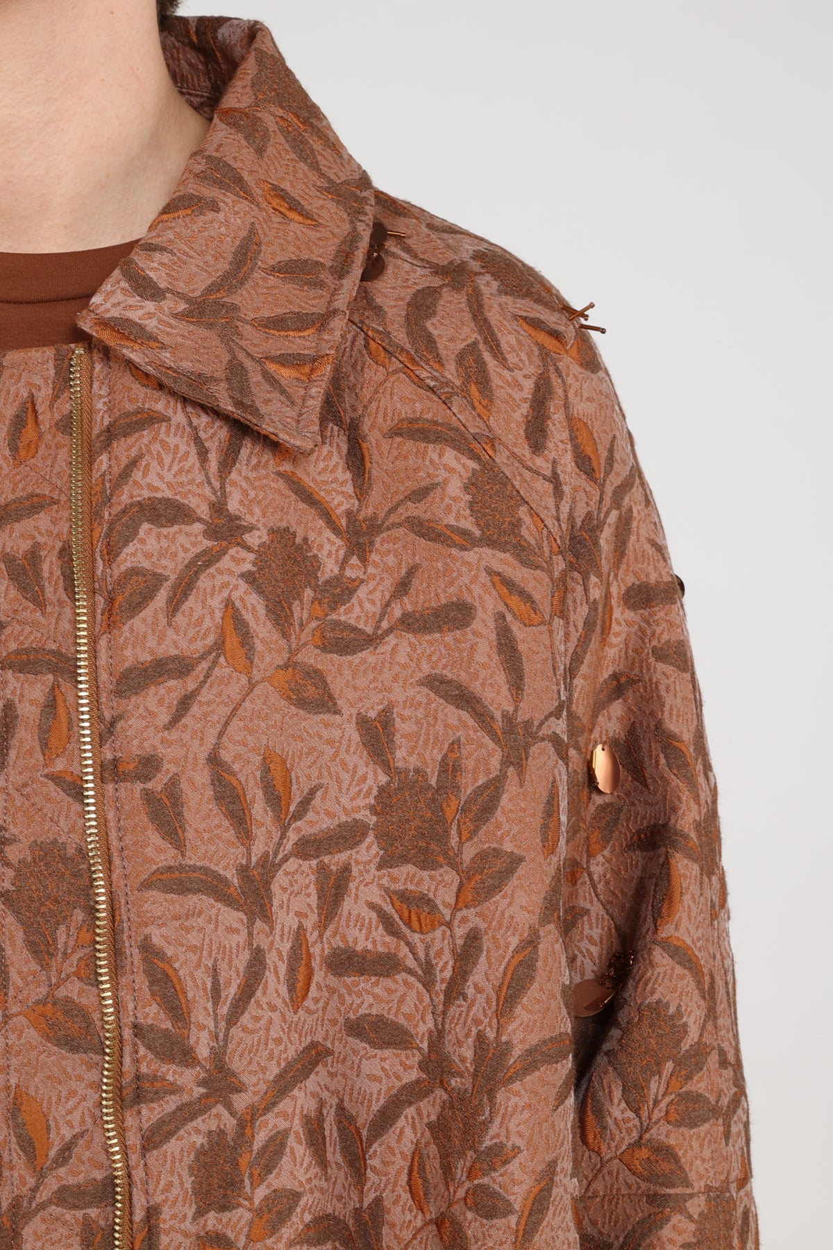 Nukus Daisey Flower Toffee jas met bloemenprint, korte lengte en knoopsluiting, gedragen door een model.