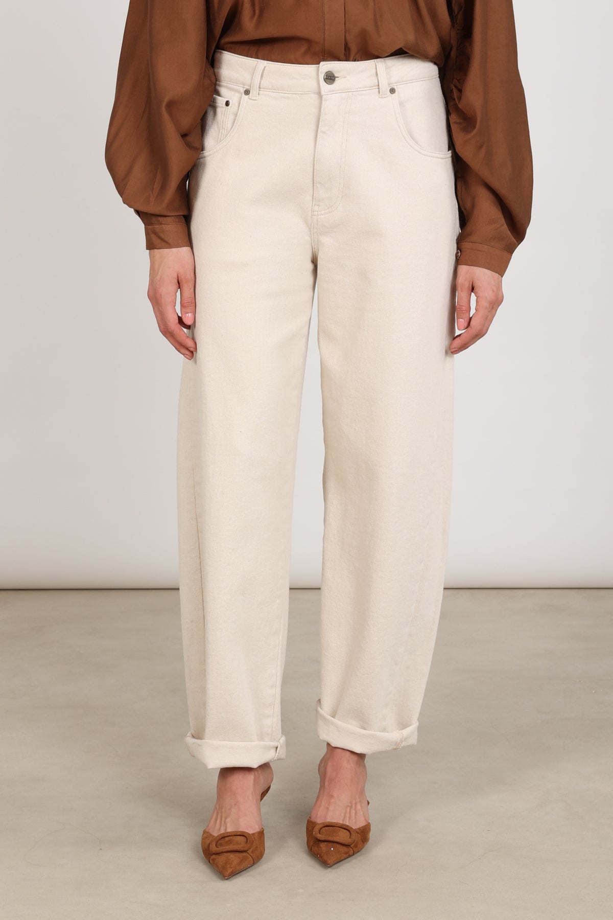 Nukus Petra Offwhite broek met rechte pasvorm en elastische taille, gedragen door een model.