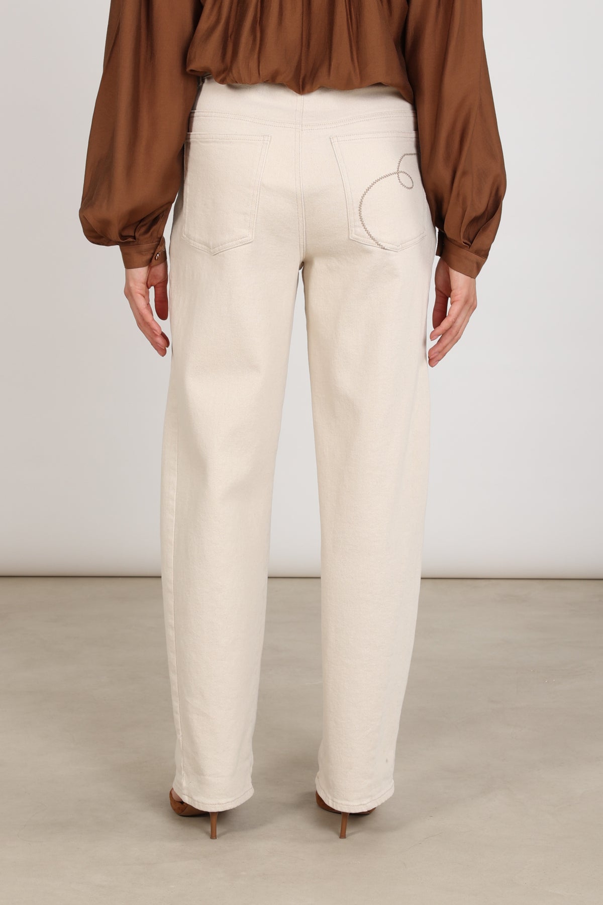 Nukus Petra offwhite broek met rechte pasvorm en elastische taille, gedragen door een model.