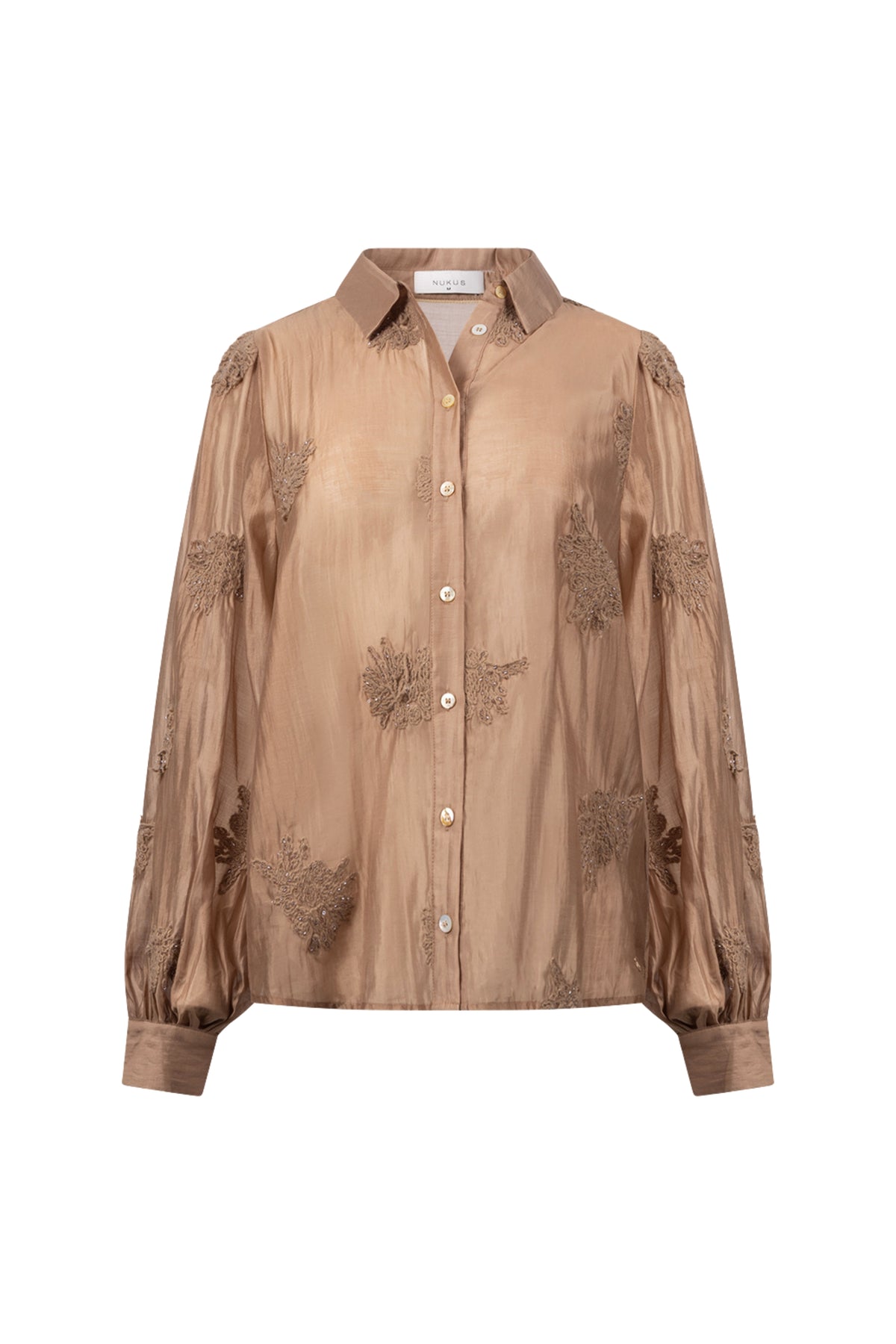 Lichte bruin geborduurde blouse Milanova van Nukus met lange mouwen en elegante details, close-up van de stof en borduursel.