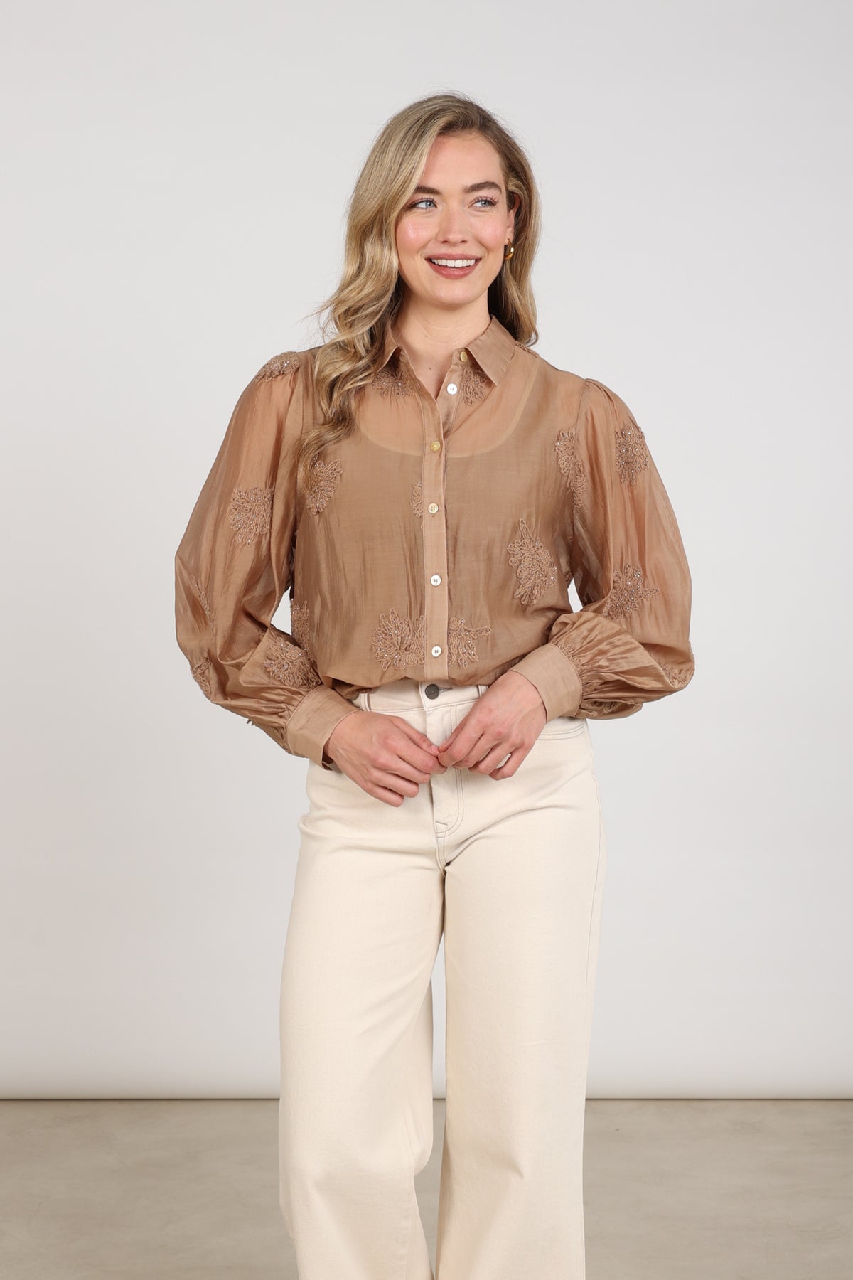 Lichte bruin geborduurde blouse Milanova van Nukus, met elegante details en zachte stof, gedragen door een model.