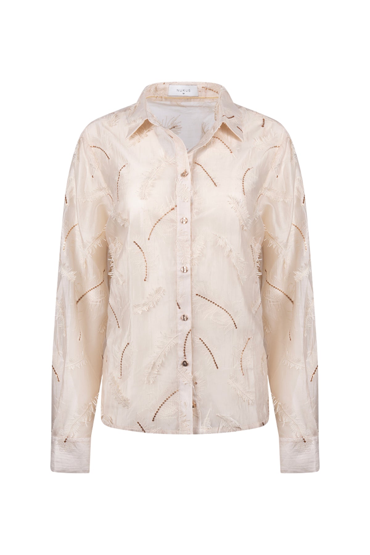Nukus blouse Aysha met veren in zandkleur, getoond in close-up op een model met elegante uitstraling.