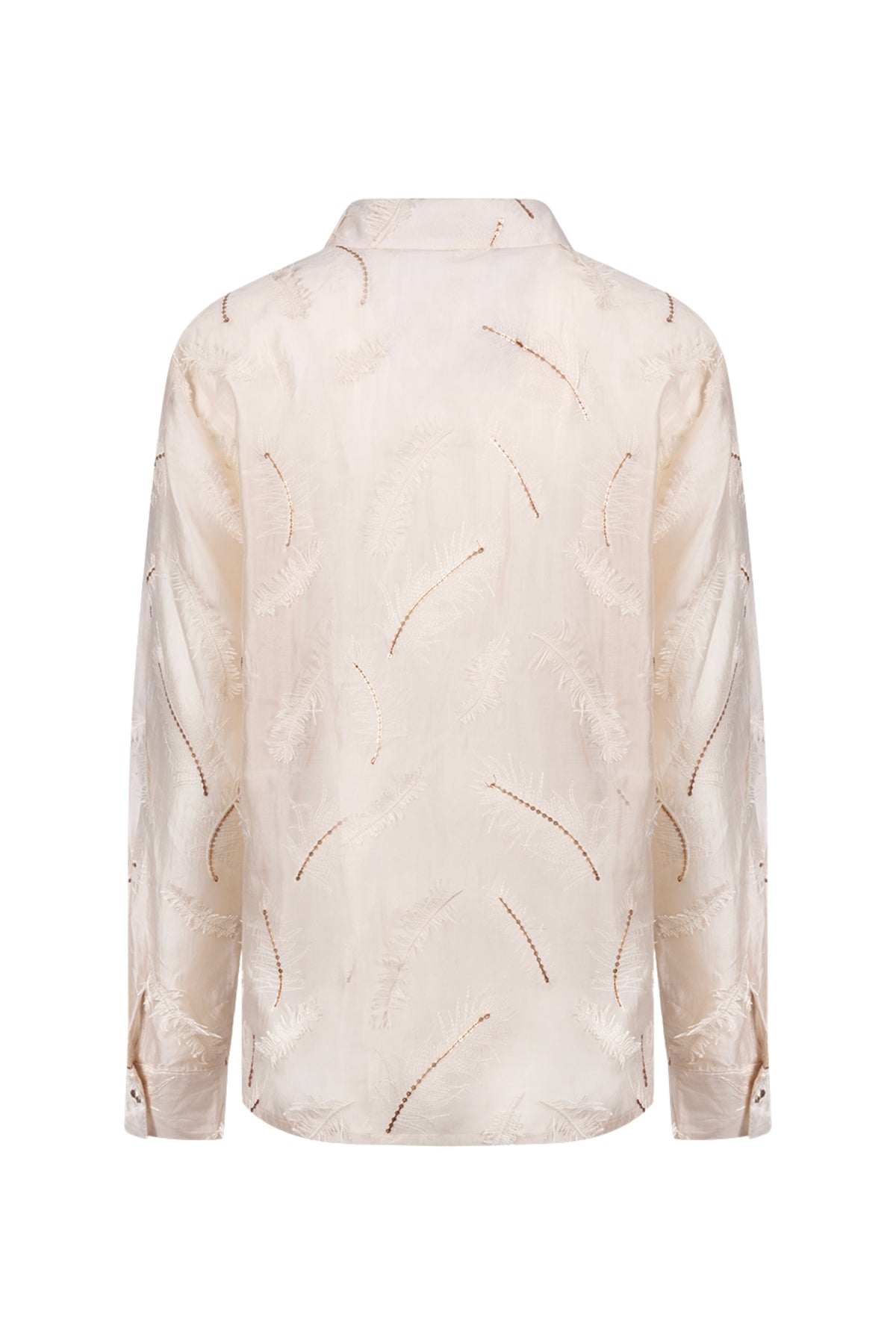 Nukus blouse Aysha met verenprint in zandkleur, zachte stoffen en elegante pasvorm, zichtbaar in de afbeelding.