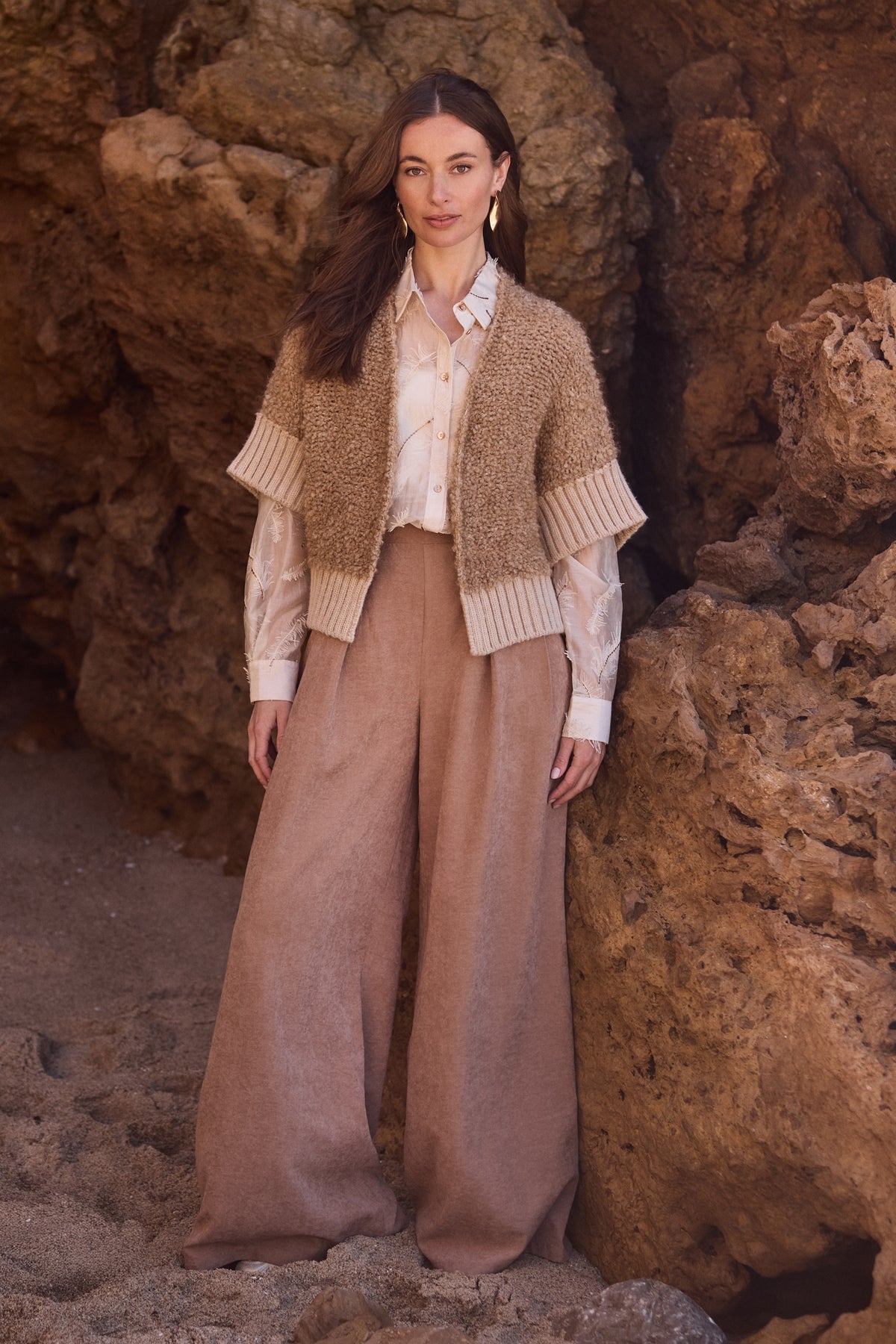 Lichte zandkleurige blouse Aysha met veren van Nukus, elegante damesblouse met zachte stof en gedetailleerde afwerking.