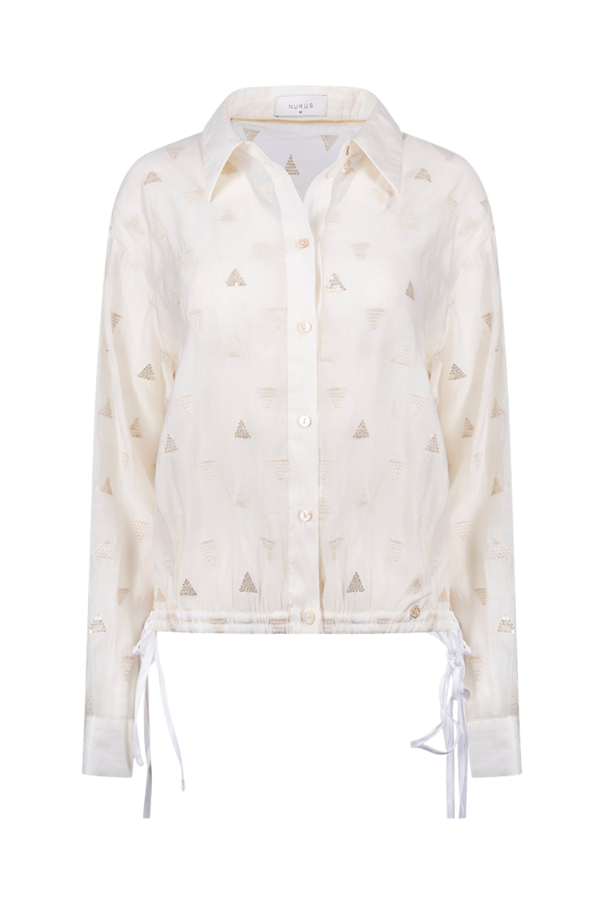 Offwhite blouse Ally Square Embroidery van Nukus, met gedetailleerde borduursels en stijlvolle snit, gedragen door een model.