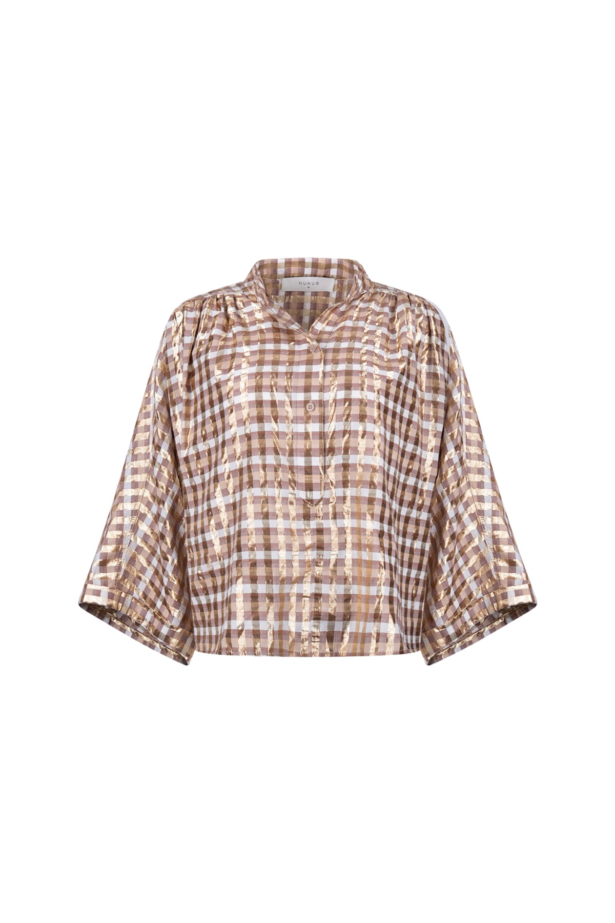 Blouse Maya Check Offwhite Toffee van Nukus, met geruite patroon en korte mouwen, gedragen door een model.