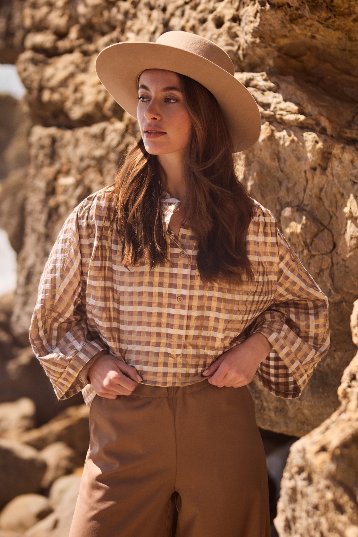 Witte en toffeekleurige blouse Maya Check Offwhite Toffee van Nukus met geruite print en knoopdetail.