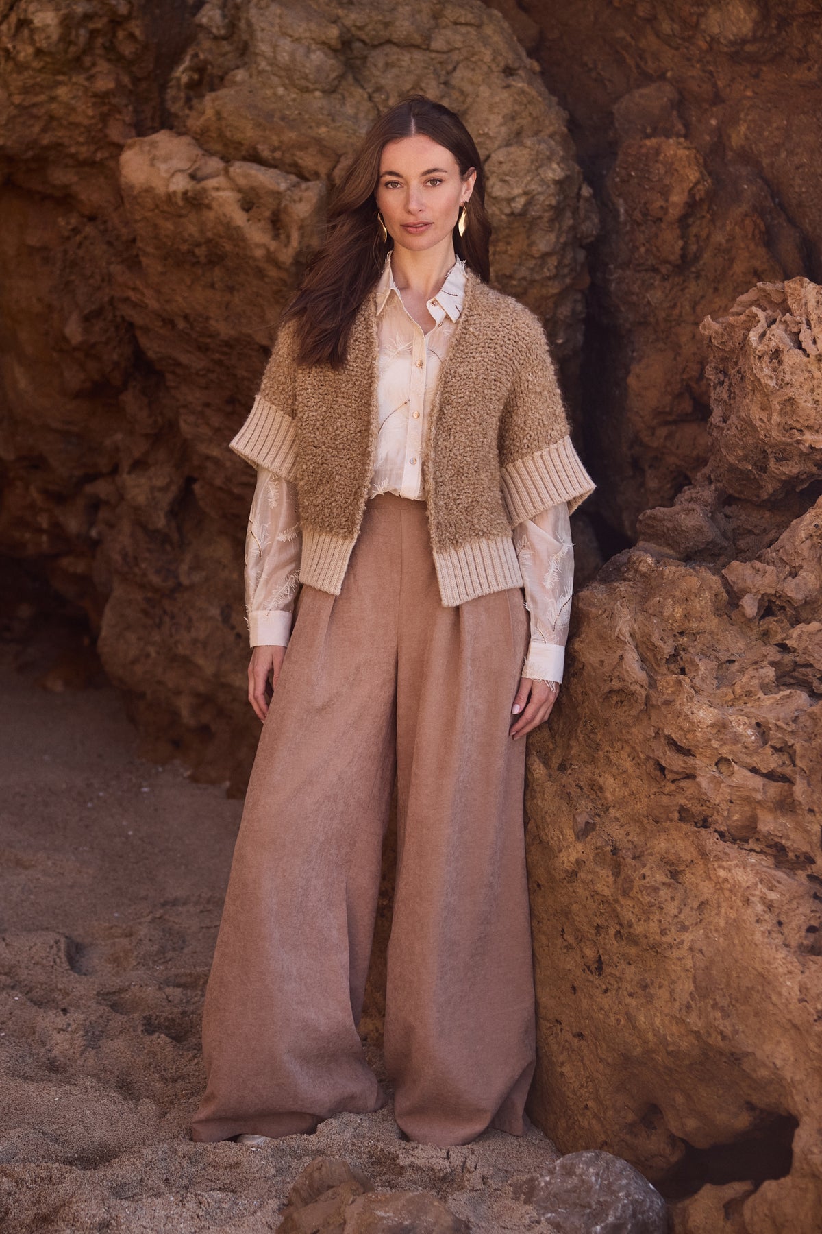 Nukus broek June Toffee met rechte snit en elastische taille, zichtbaar in de afbeelding.