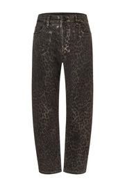 Bruine coated jeans Danni Leo van MAC Jeans, getoond op een model met casual outfit, detail van de stof en pasvorm zichtbaar