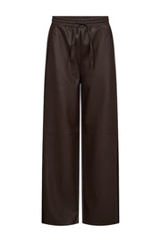 Lichte blauwe broek Fqveggy Mole van Freequent, casual stijl, met elastische taille en rechte pijpen, gedragen door een model.
