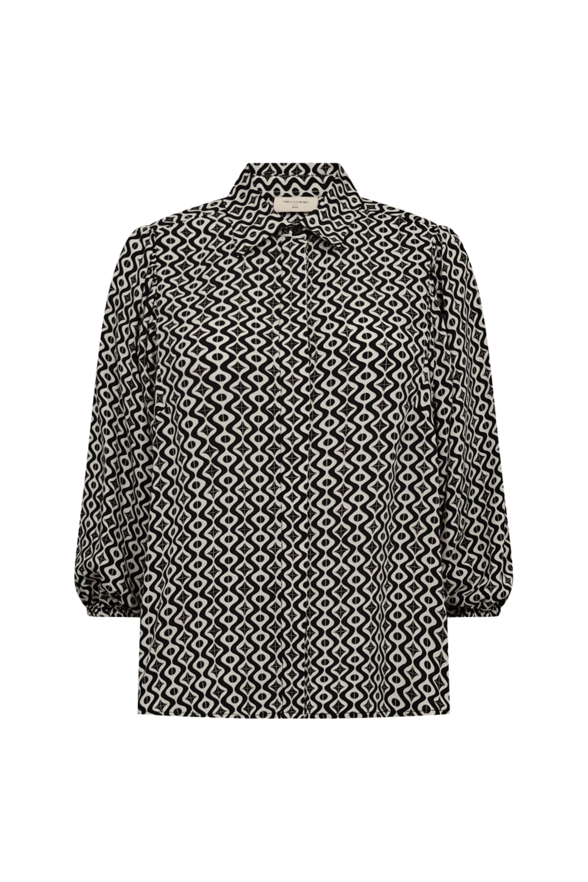 Zwarte blouse Fqadney Moonbeam van Freequent, met losse pasvorm en stijlvolle details, gedragen door een model.