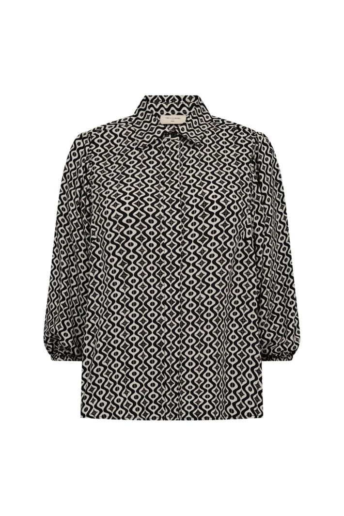 Zwarte blouse Fqadney Moonbeam van Freequent, met losse pasvorm en stijlvolle details, gedragen door een model.